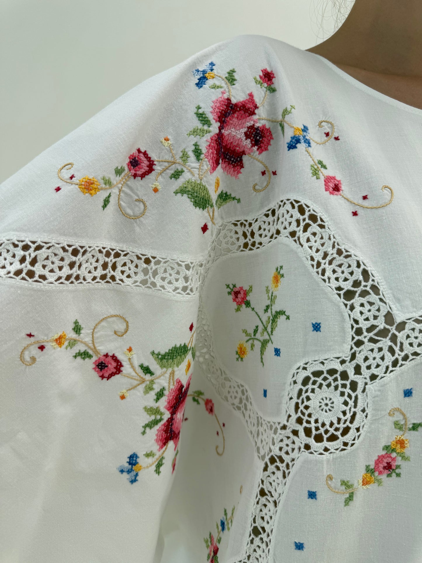 Kaftan tall bijuterie cu broderie manuală excepțională colorată și macrame lucrat manual