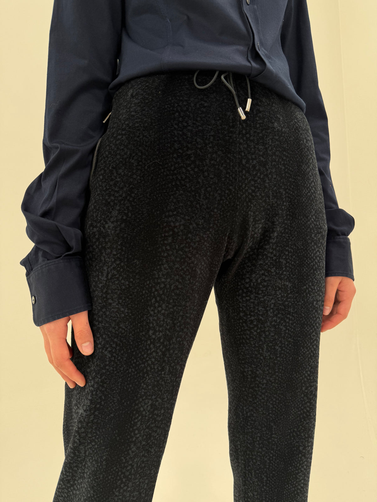 Pantaloni Versace din catifea cu animal print stilizat în croi drept