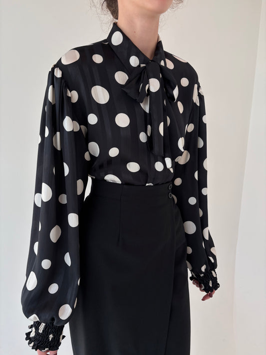 Cămașa vintage cu buline albe si tiv elastic