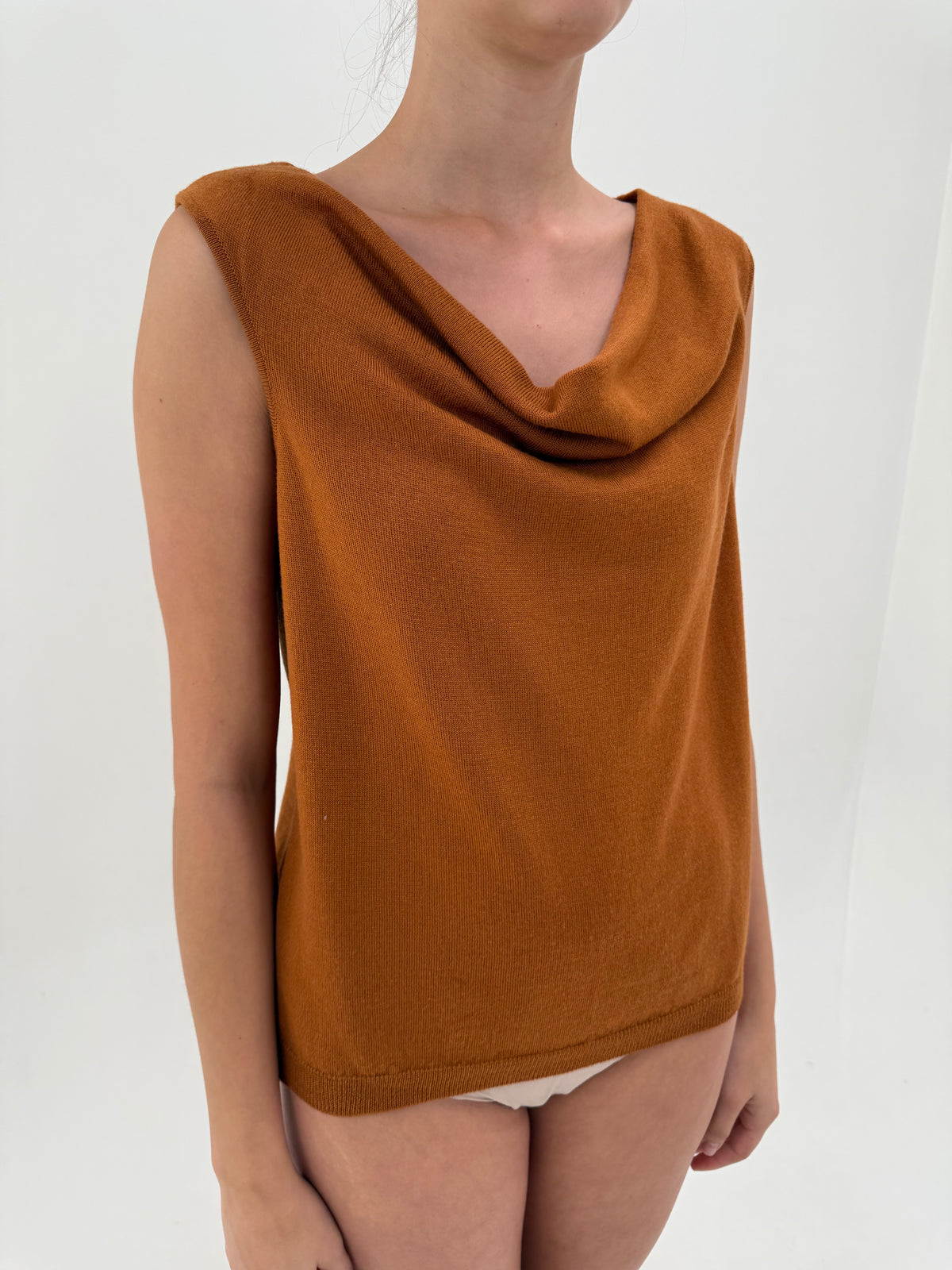 Top caramel luxury Les Copains din lana extrafina cu decolteu drapat beteau