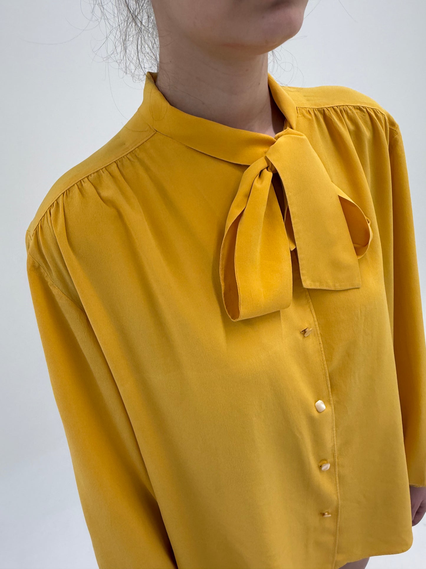 Cămașa vintage din mătase naturală lemon yellow cu panglică la gât