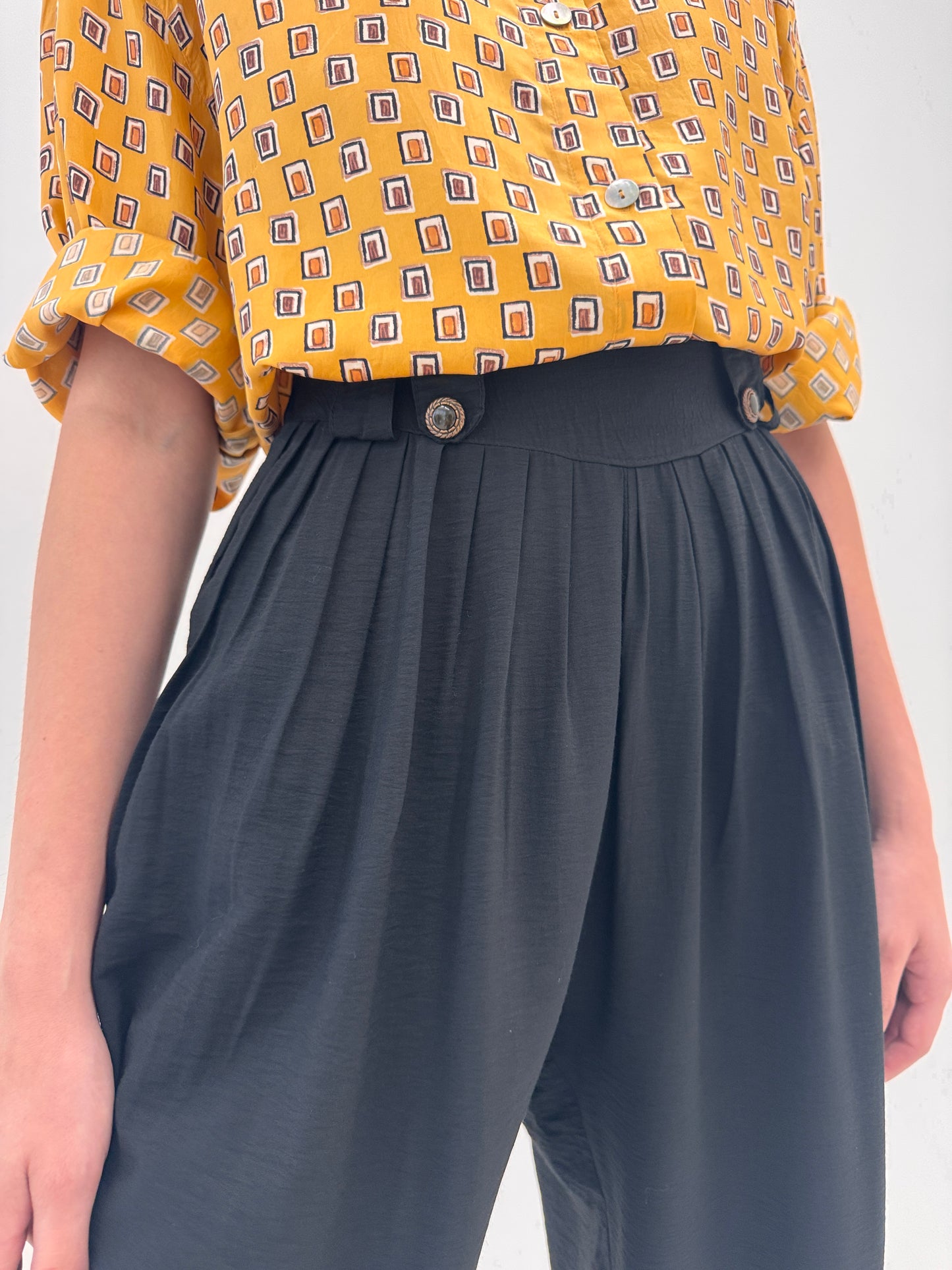 Pantaloni vintage negri în croi super drapat tip baloon cu talie extrem de înaltă