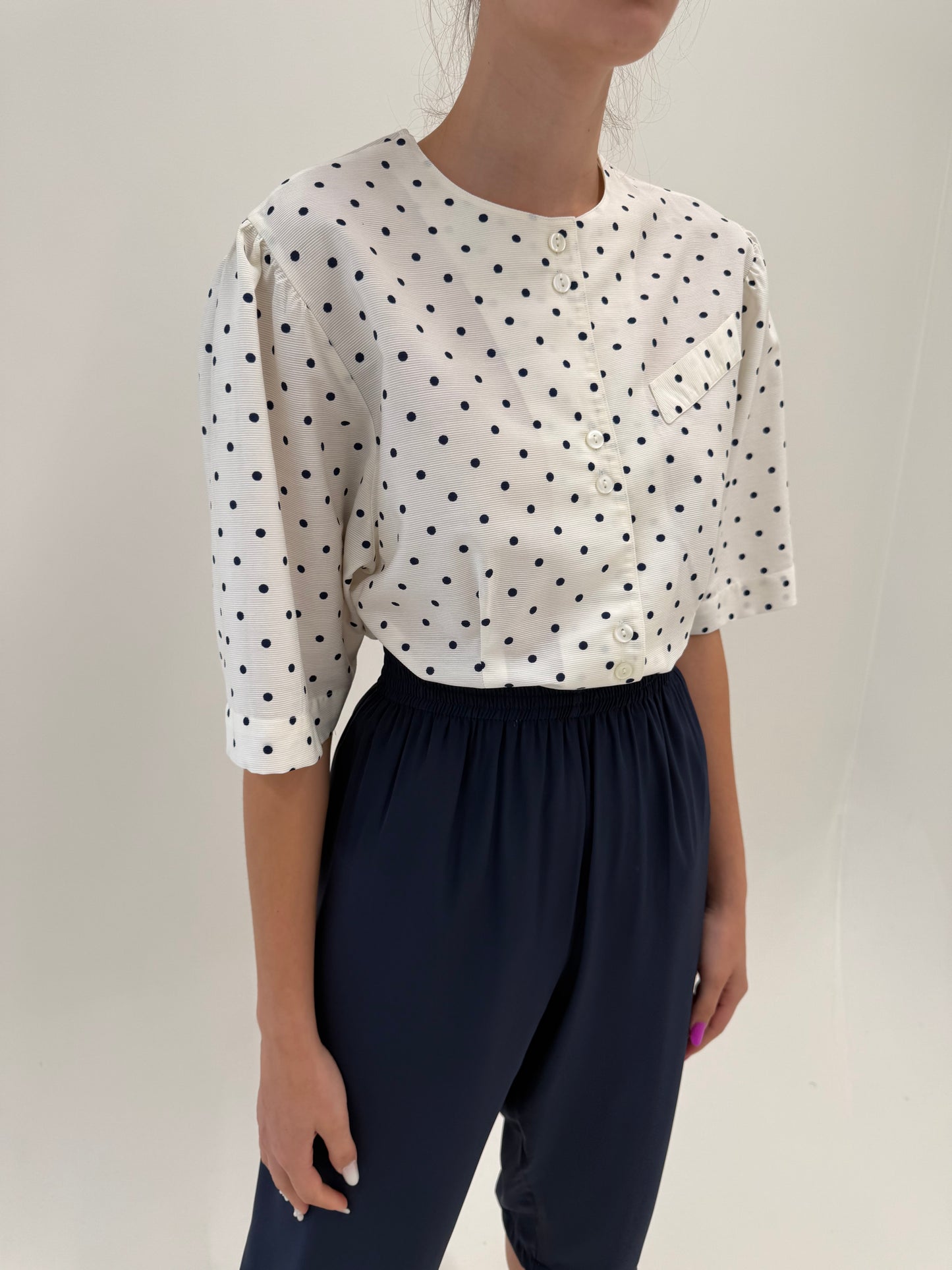 Top italian ușor cambrat din faille superb cu buline în croi retro modern