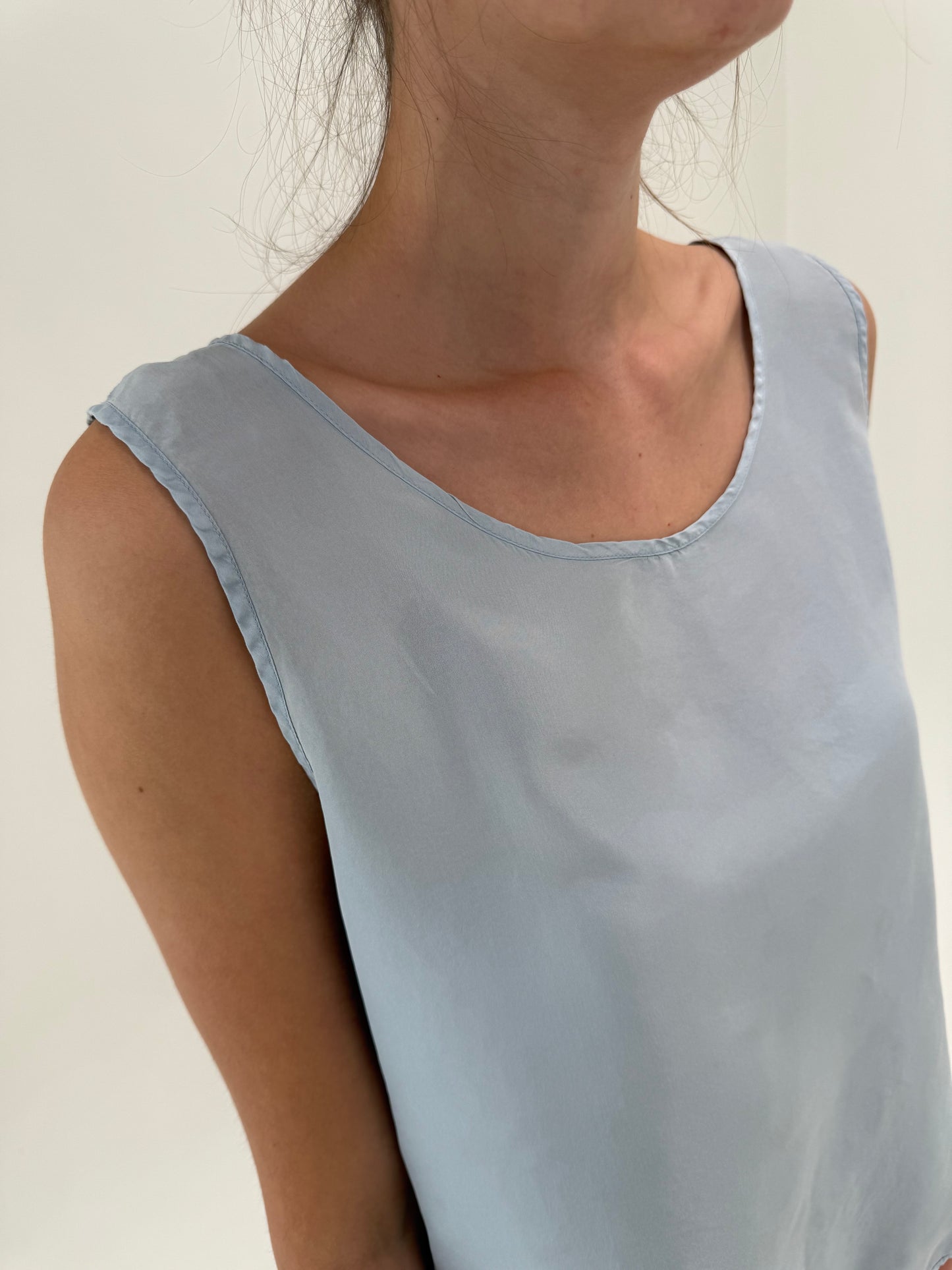 Top silver gray din mătase naturală în croi minimalist