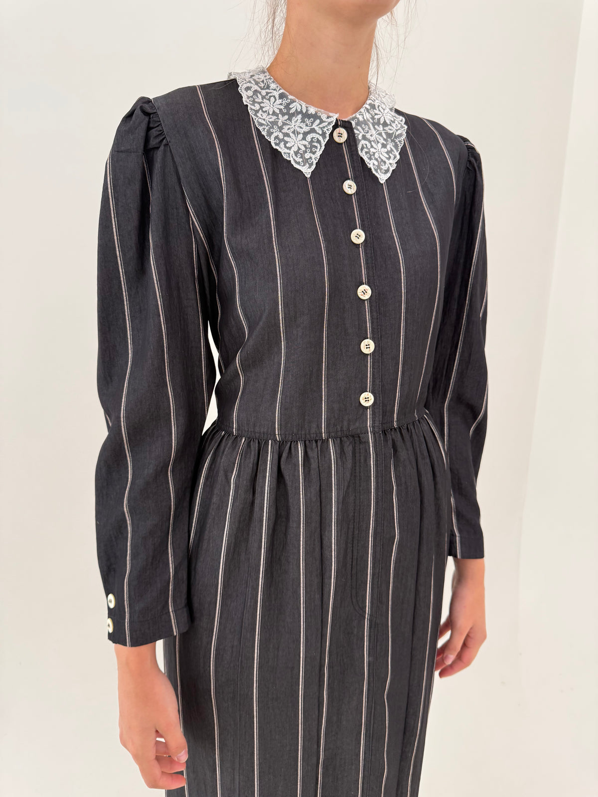 Rochie vintage cu talie marcată și dungi fine verticale din țesătură plină naturală