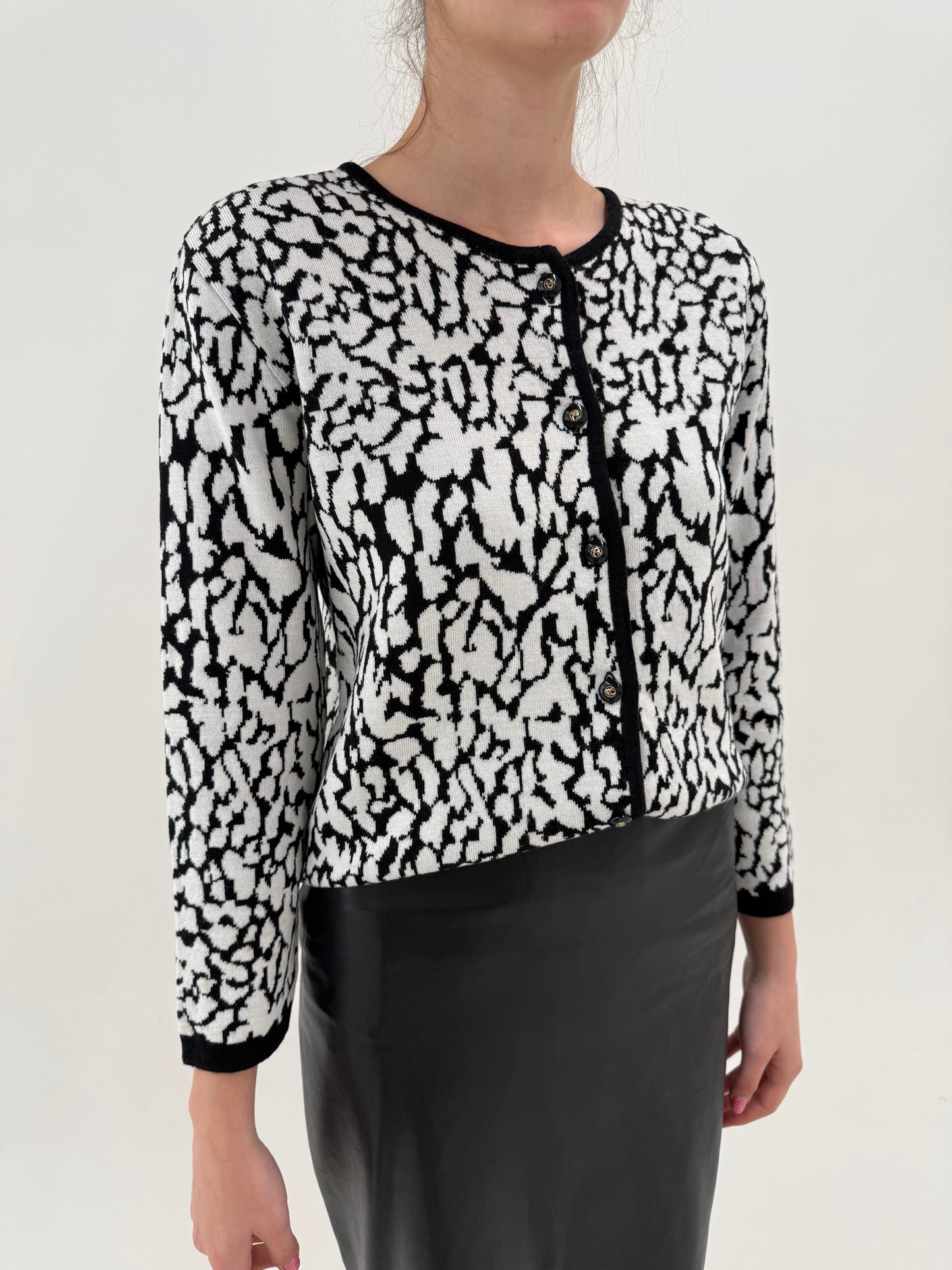 Jacheta alb negru din tricot de lana extrafina