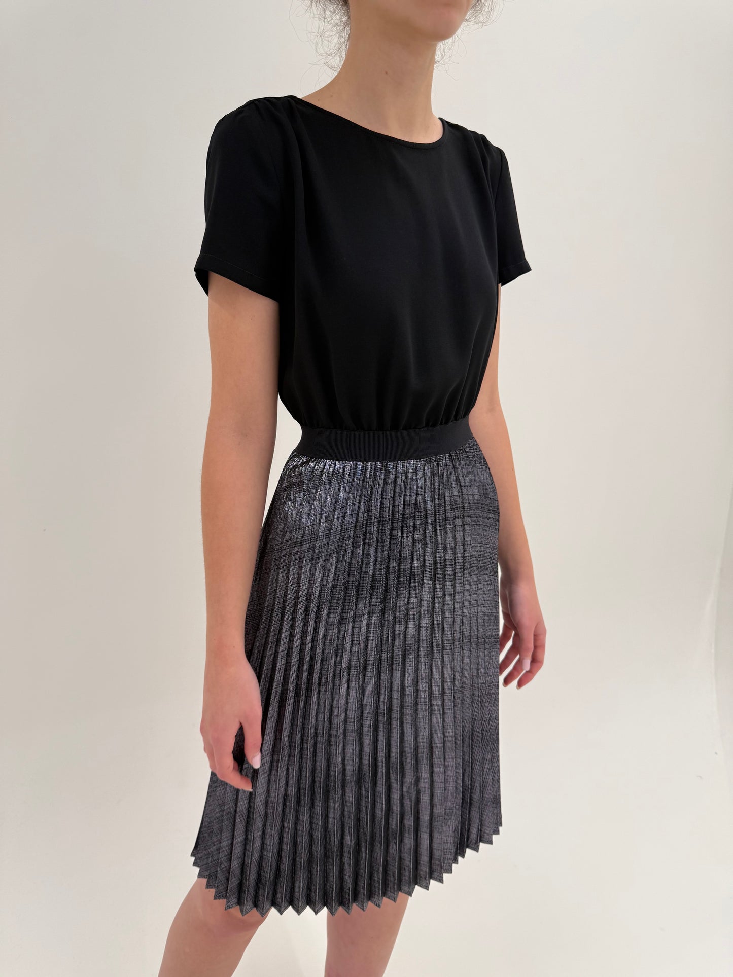 Rochie de la business la cocktail de brand premium italian cu fustă plisată argintie