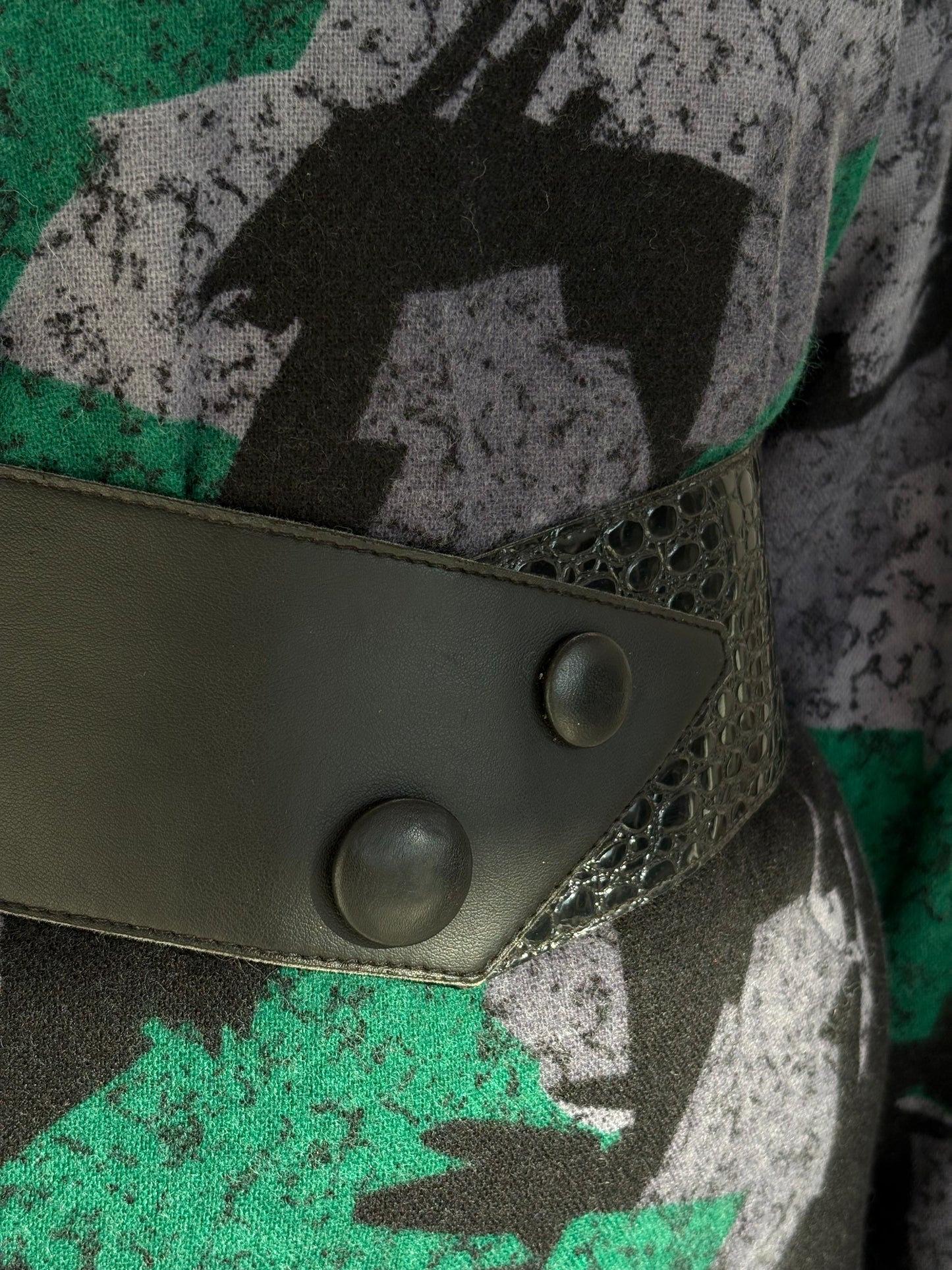 Centura vintage în 2 planuri care accentuează superb talia