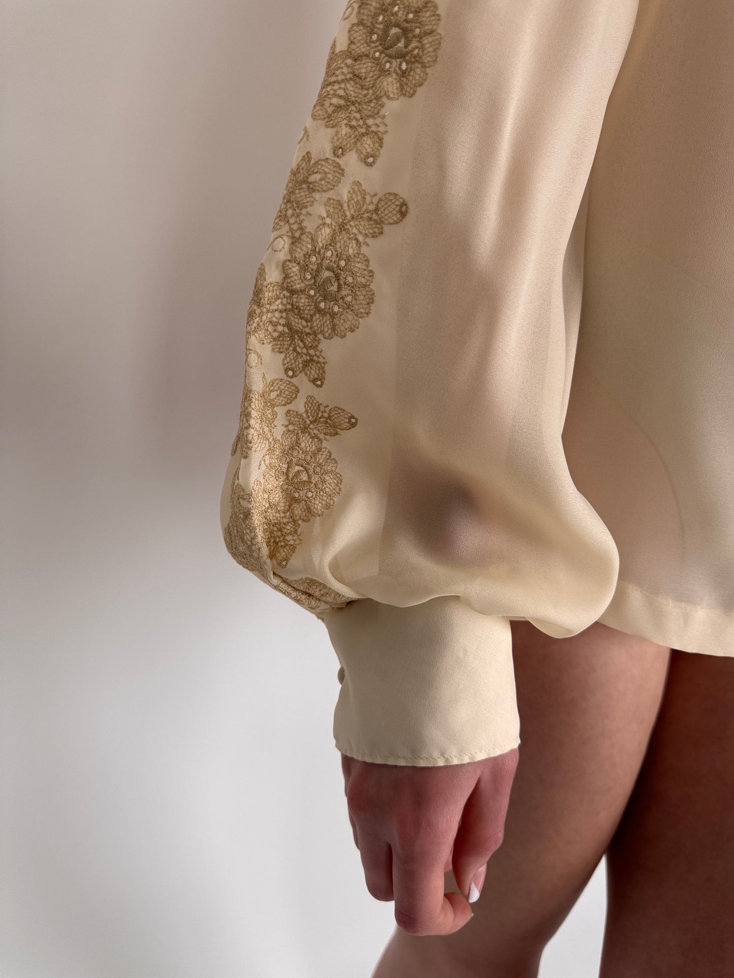 Cămașa vintage din organza nude cu broderie excepțională