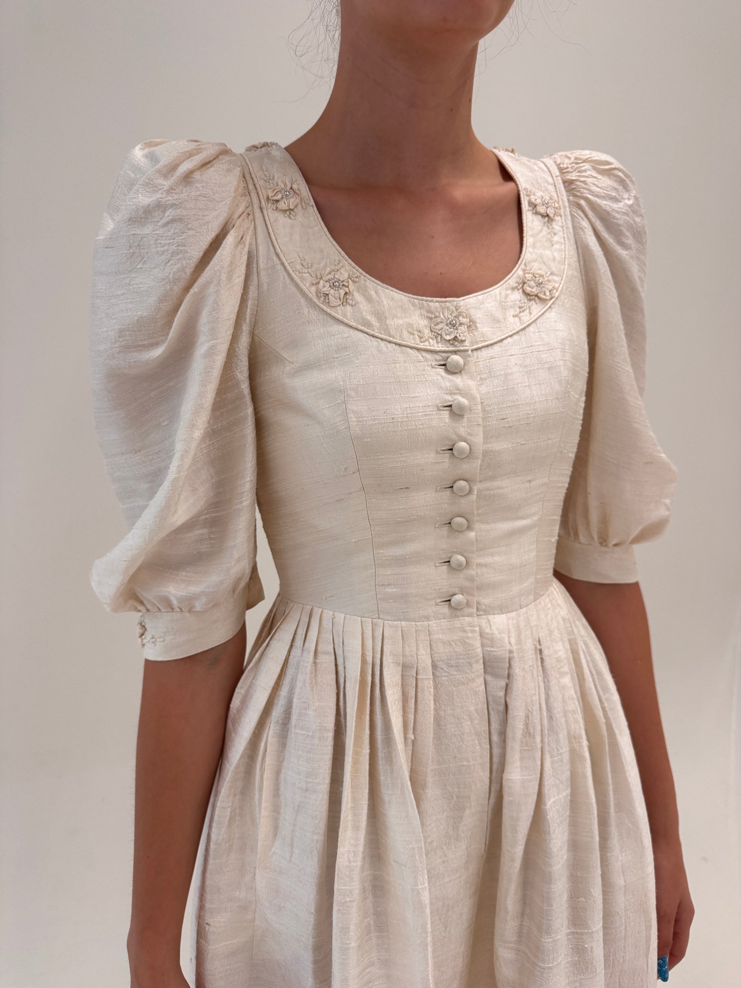 Rochie vintage din mătase naturală cu aplicații manuale 3D și perlute cu corsaj