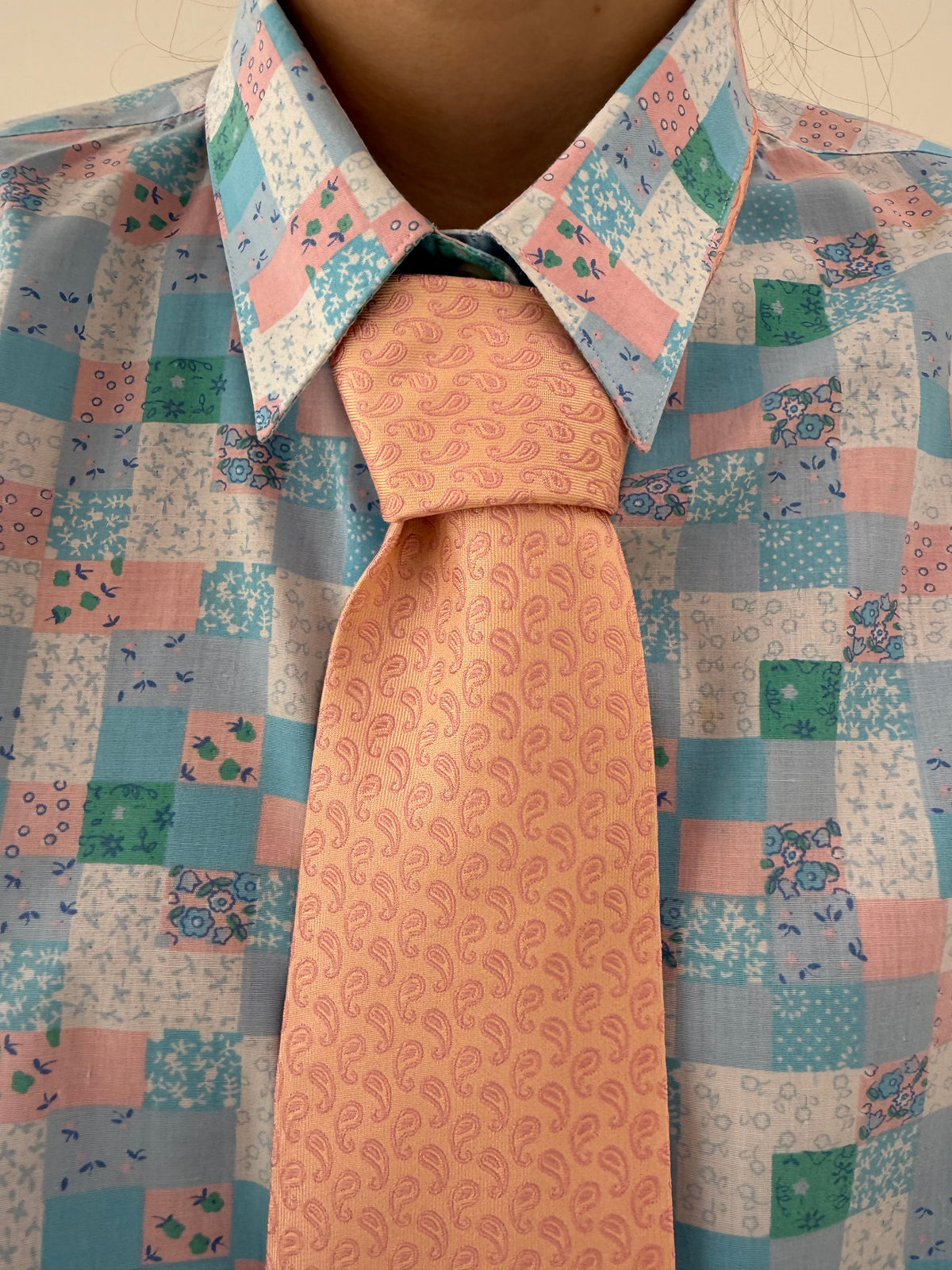 Cravata italiană din mătase naturală jacquard în culori pudrate cu print paisley