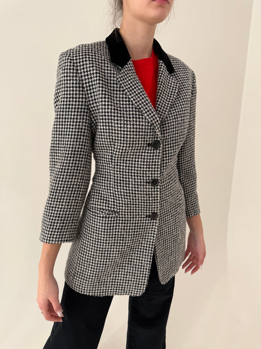 Sacou petite în carouri alb negru în croi cambrat și lung din stofă de primăvară