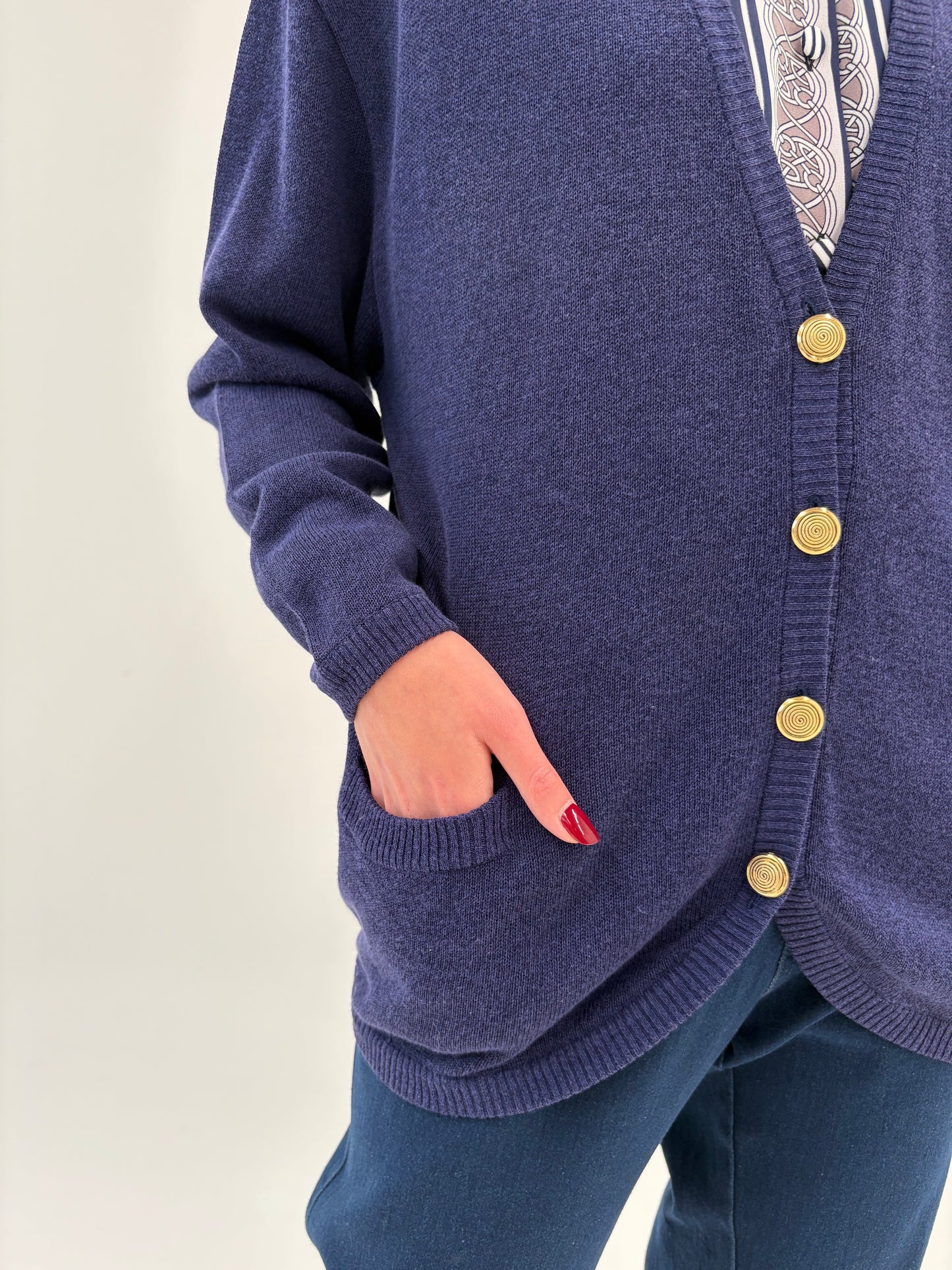 Cardigan vintage Navy blue cu tiv rotunjit și emblemă brodată