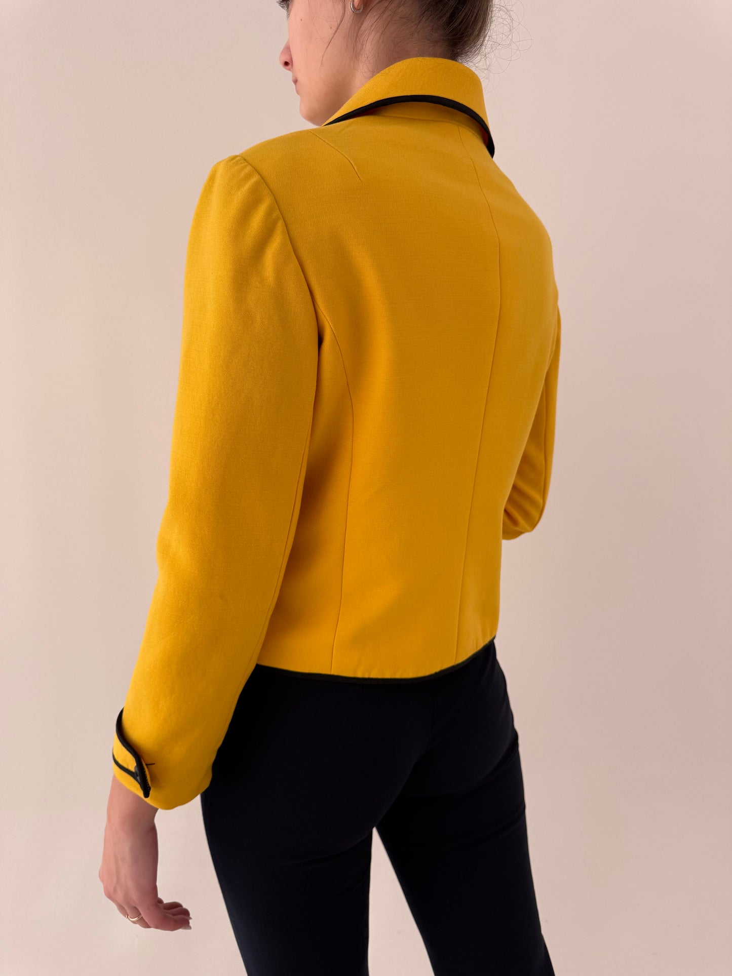 Sacou vintage în stil Prada cu paspoal negru și revere supradimensionate