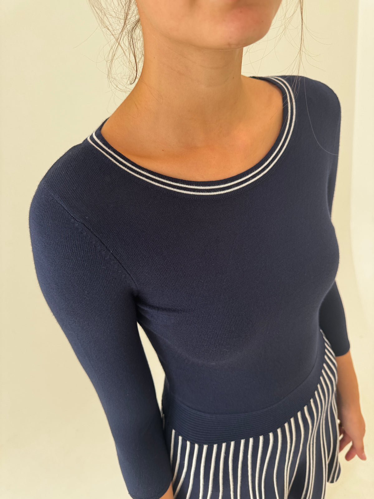 Rochie ultra feminină din tricot de vacsiza Navy blue și alb cu fusta plisată