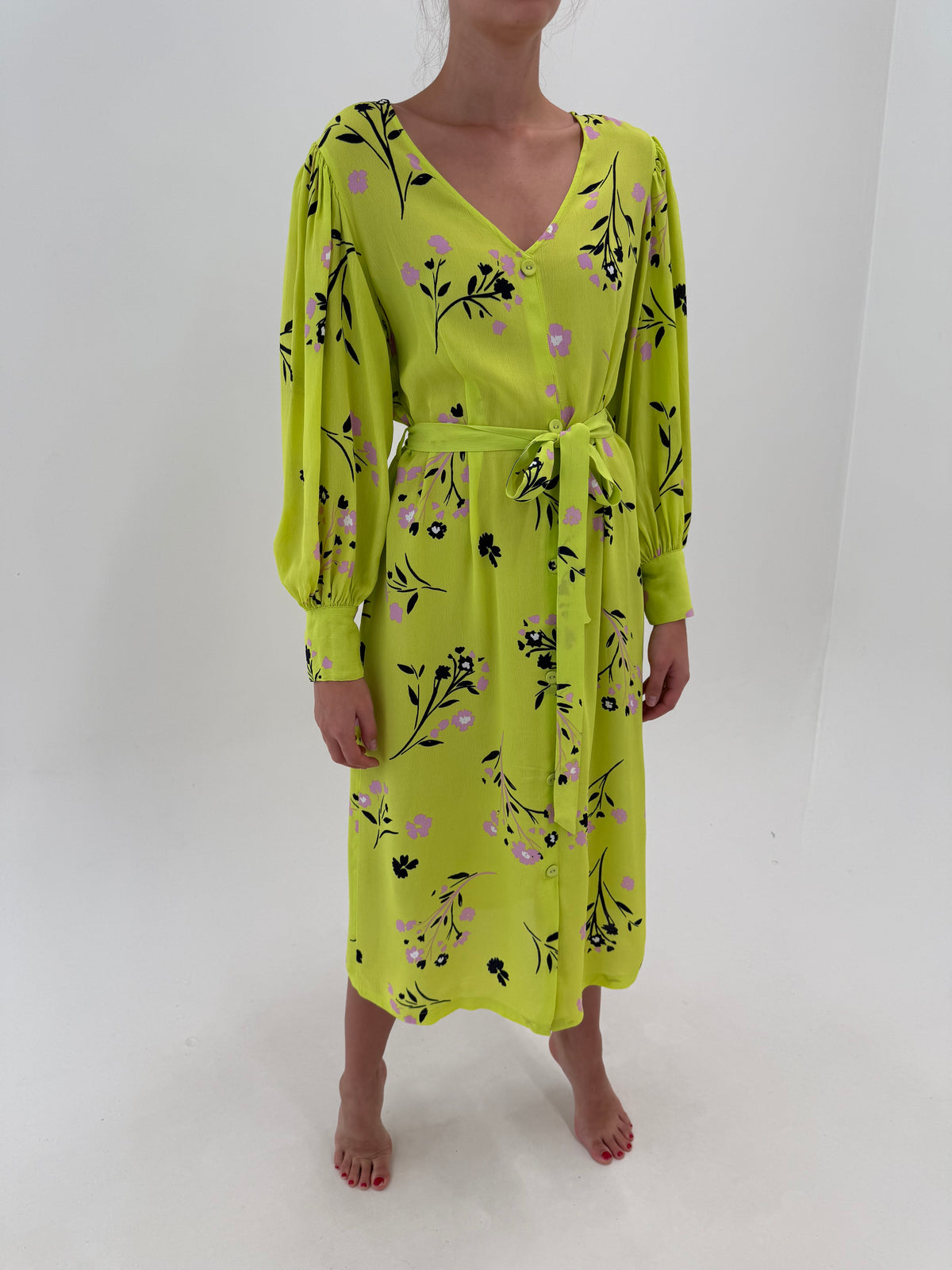 Rochie maxi din crep electric green cu mâneci ample, manșete înalte și cordon