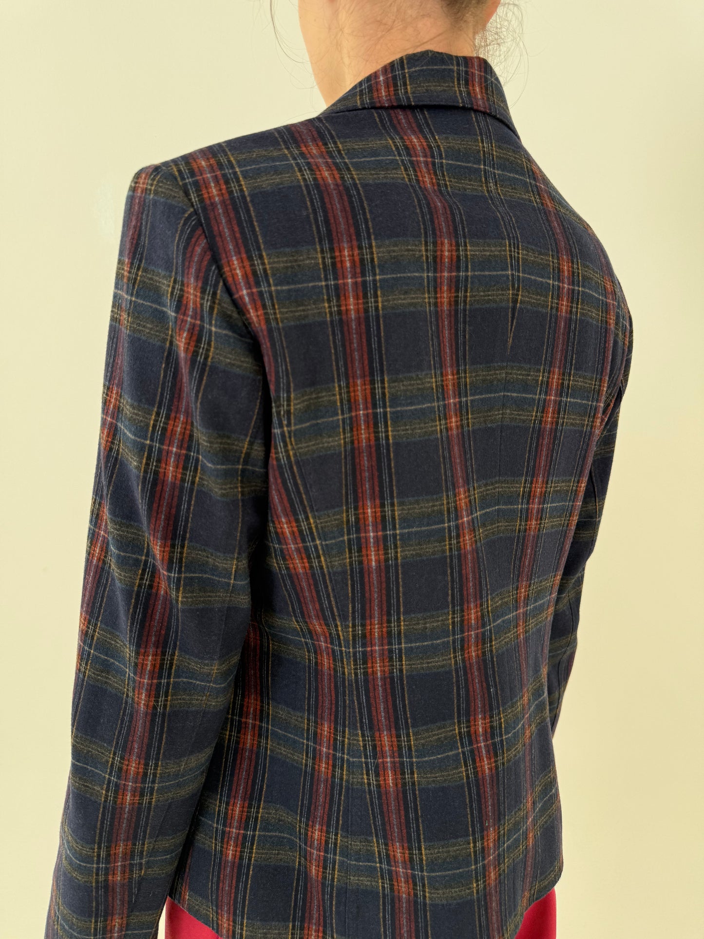 Sacou cambrat în carouri și culori clasice din lanita subțire