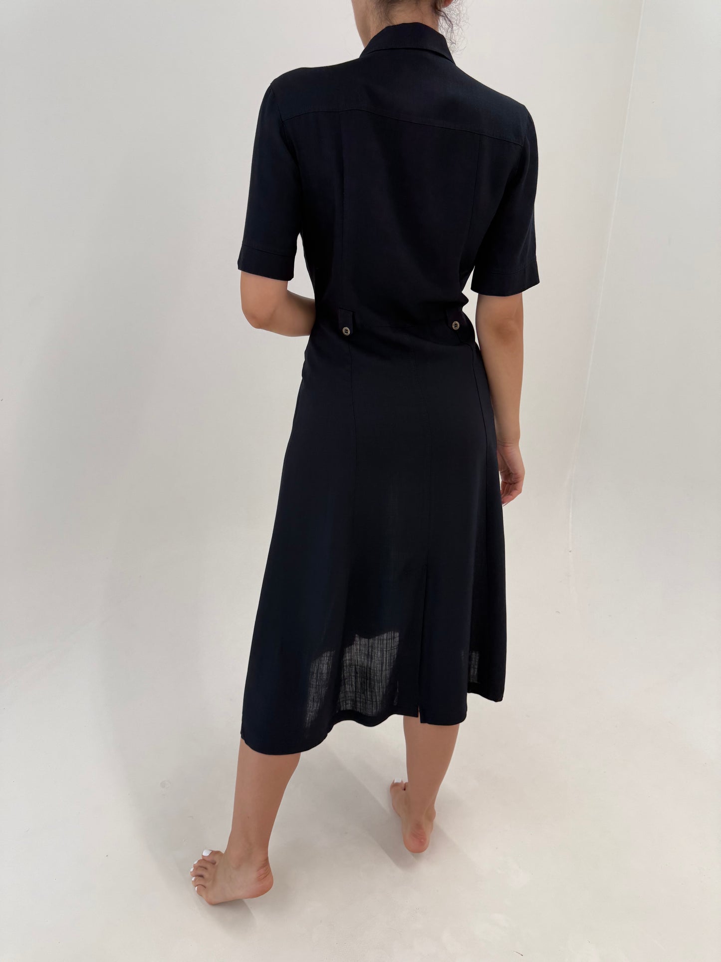 Rochie maxi neagră din pânză in croi cambrat cu talie marcată