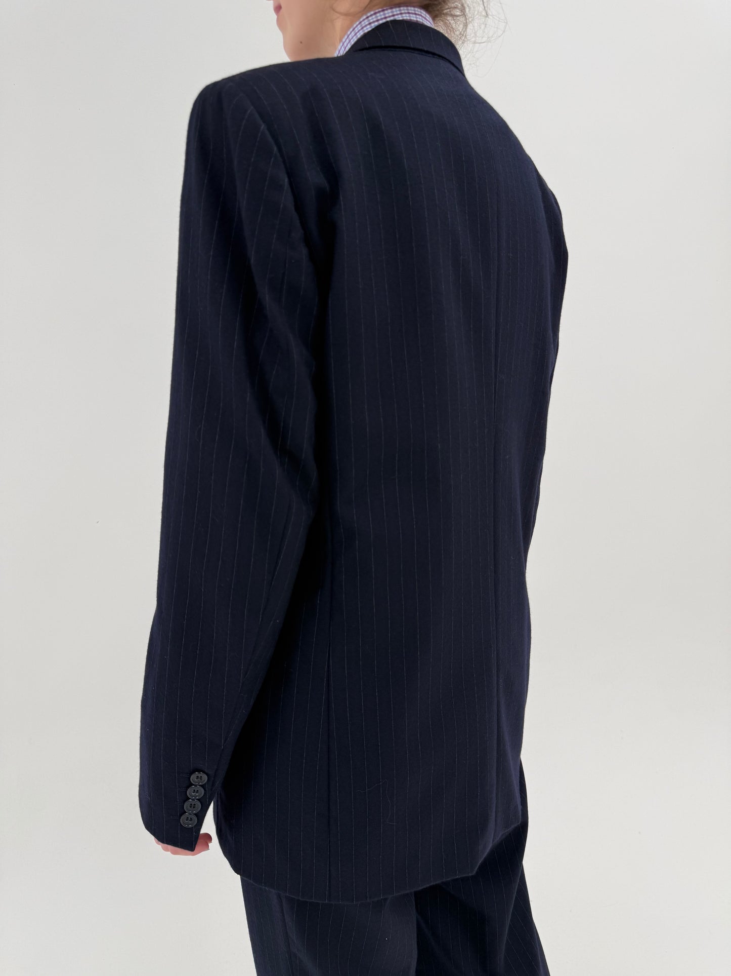 Costum ultra luxury Zegna în dungi fine verticale cu închidere dublă