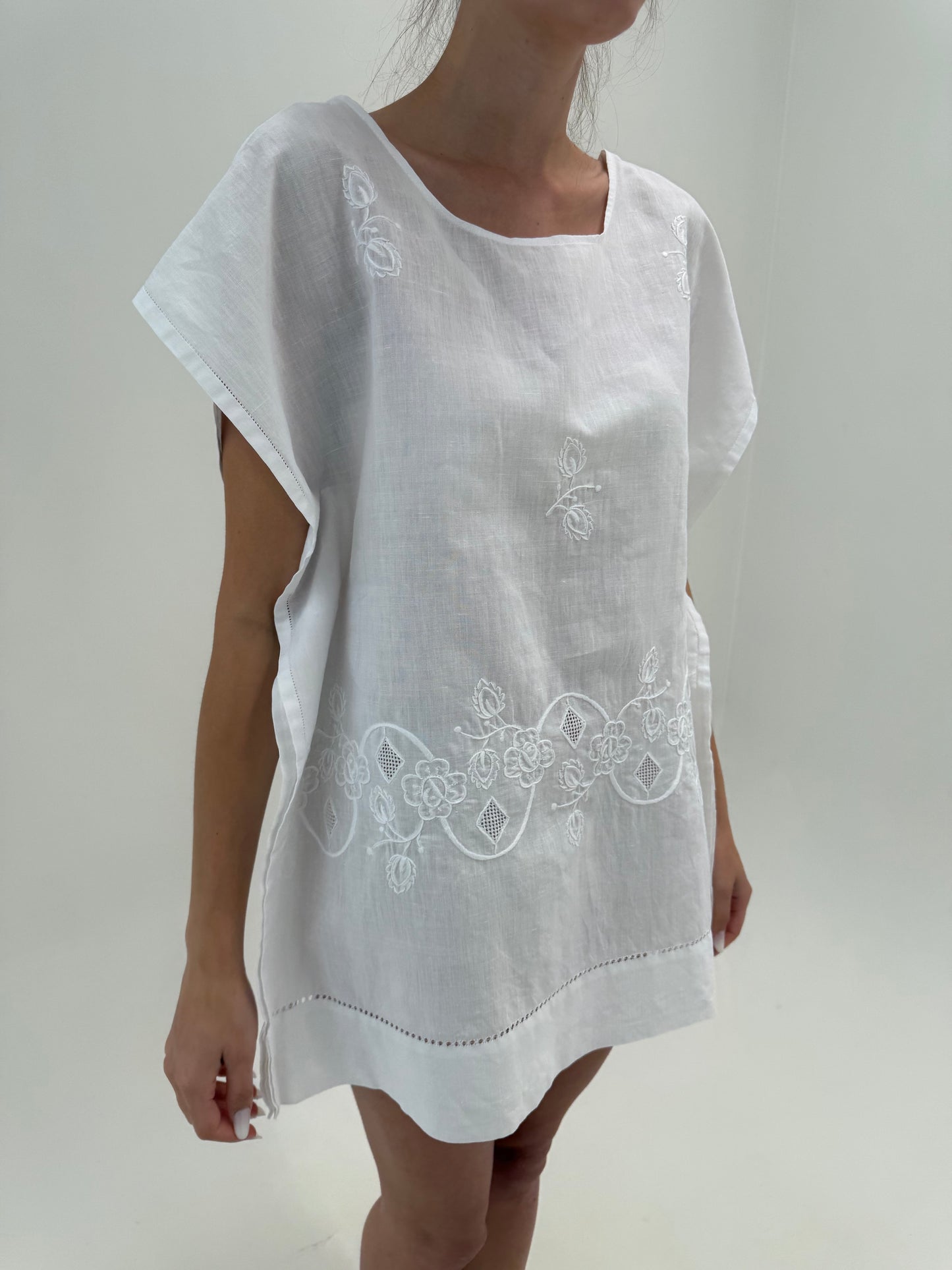 Rochie mini / tunica din in excepțional cu broderie manuală superbă față spate