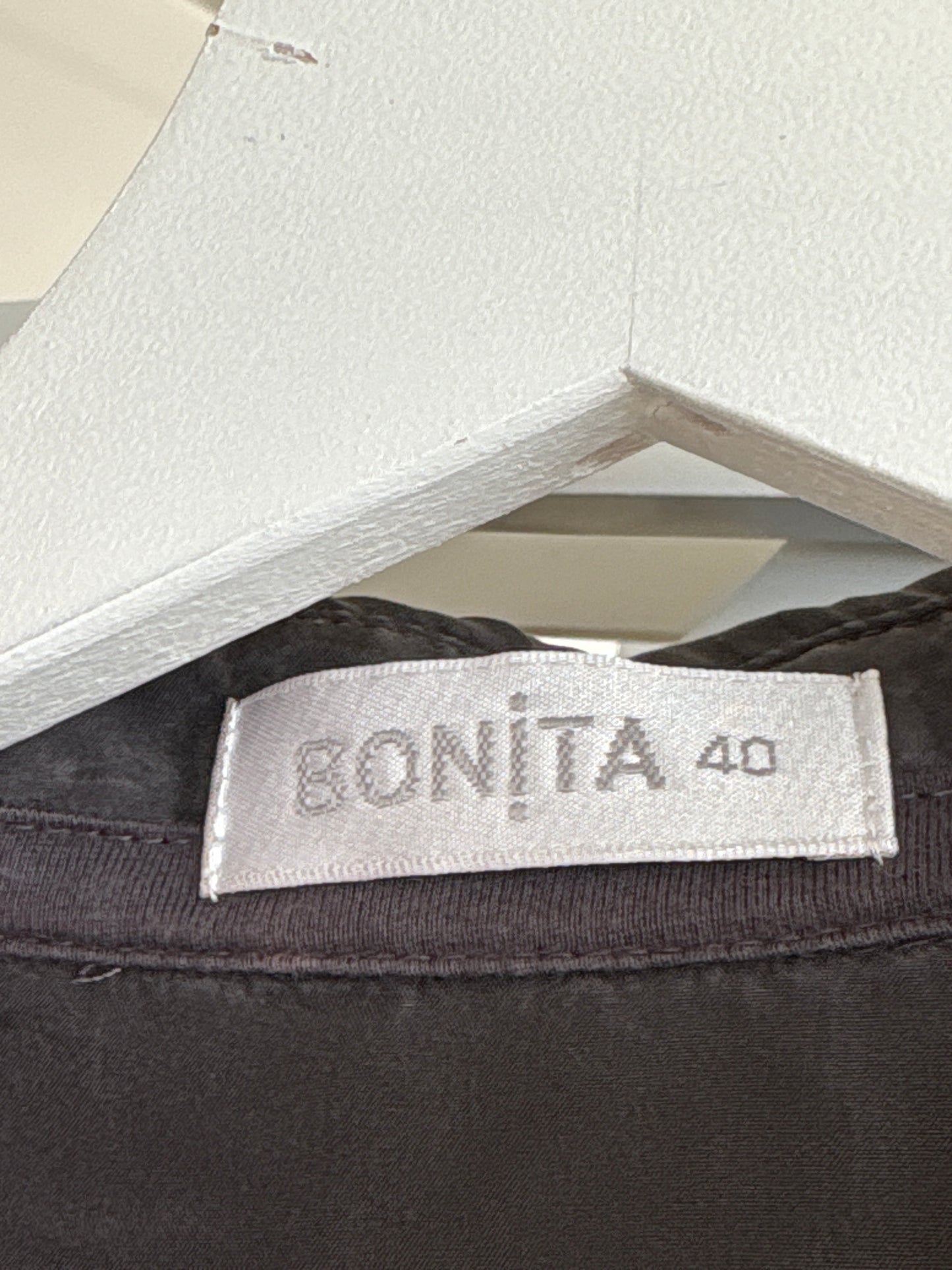 Cămașa din mătase naturală cu ușoare influențe casual