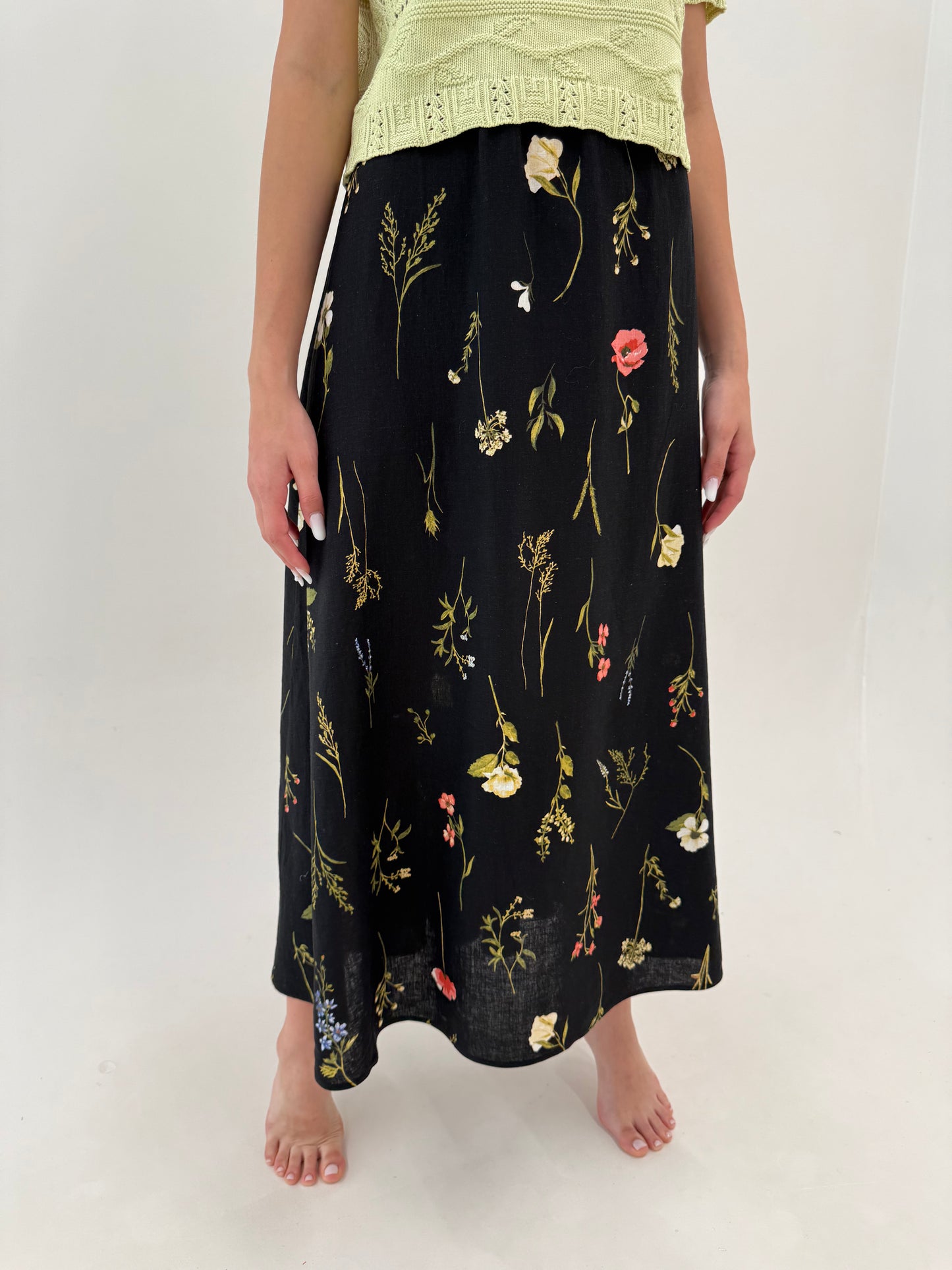 Fustă maxi neagră din pânză de in cu talie ultra înaltă elastică si print floral delicat