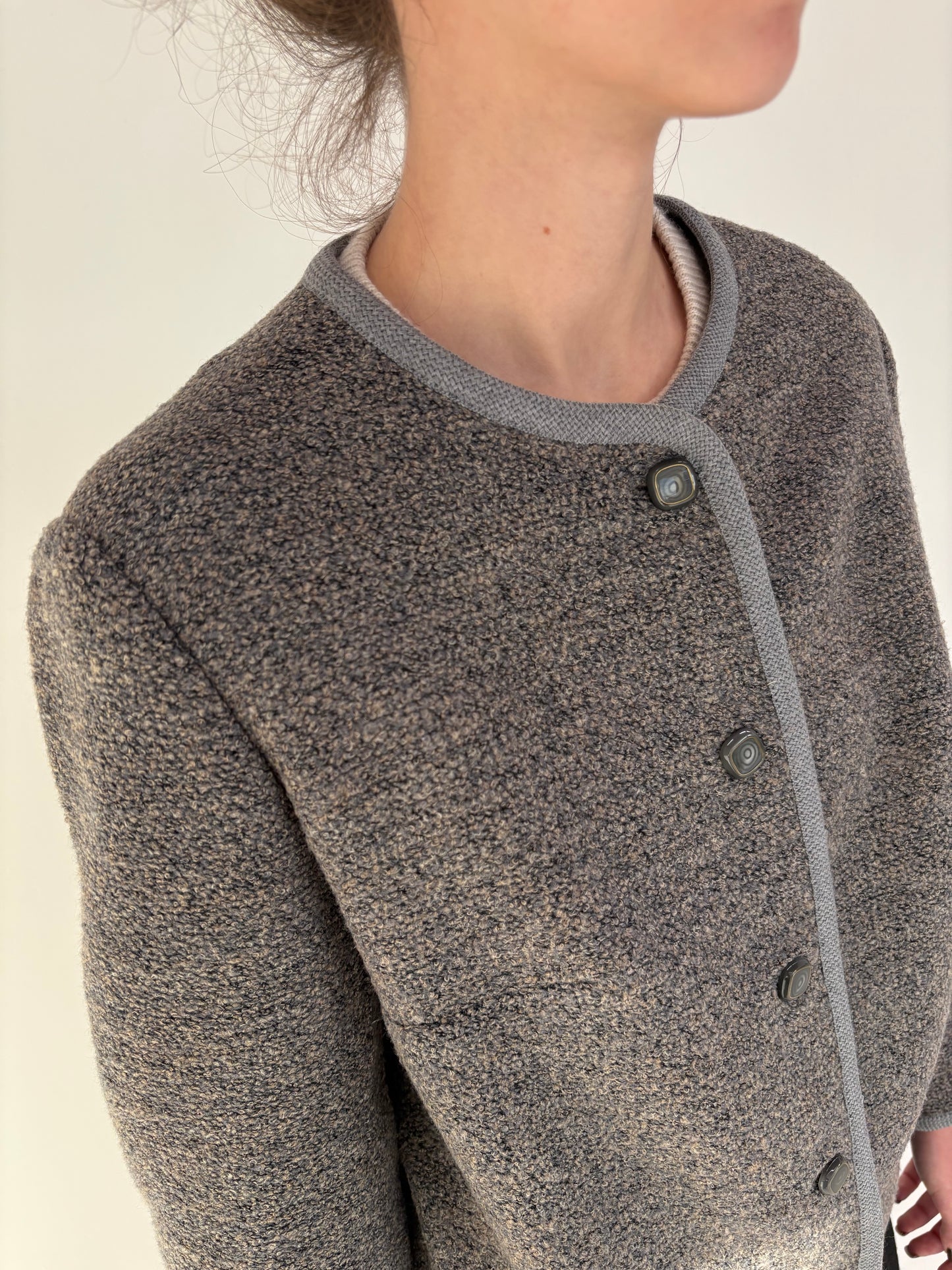 Jacheta petite in stil Chanel din boucle de lana warm gray cu baby blue