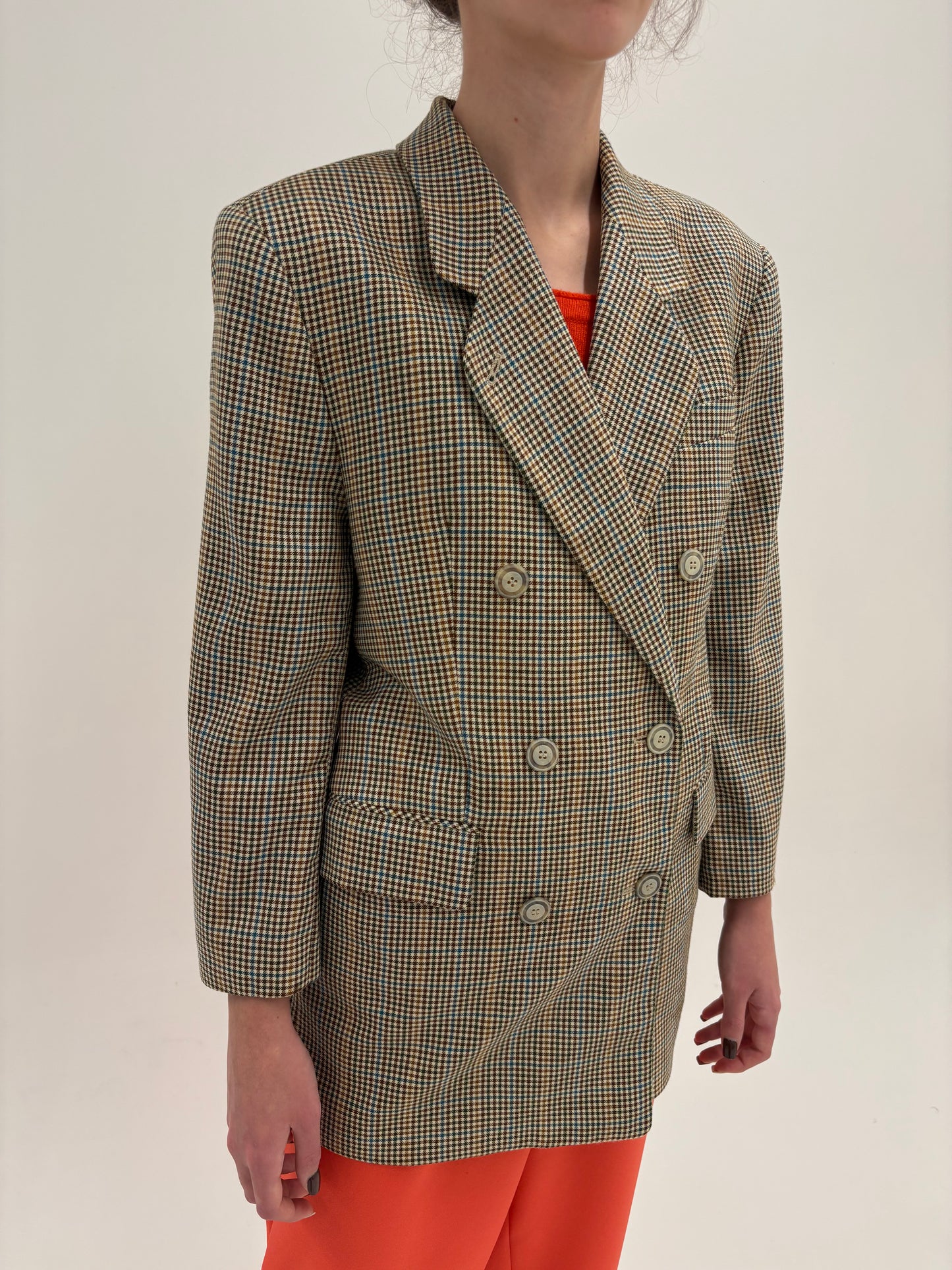 Sacou italian petite în carouri și croi lung cu închidere dublă