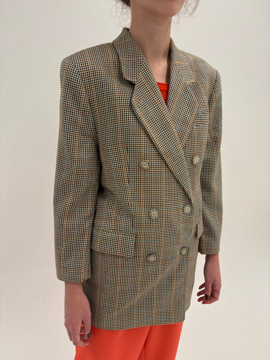 Sacou italian petite în carouri și croi lung cu închidere dublă