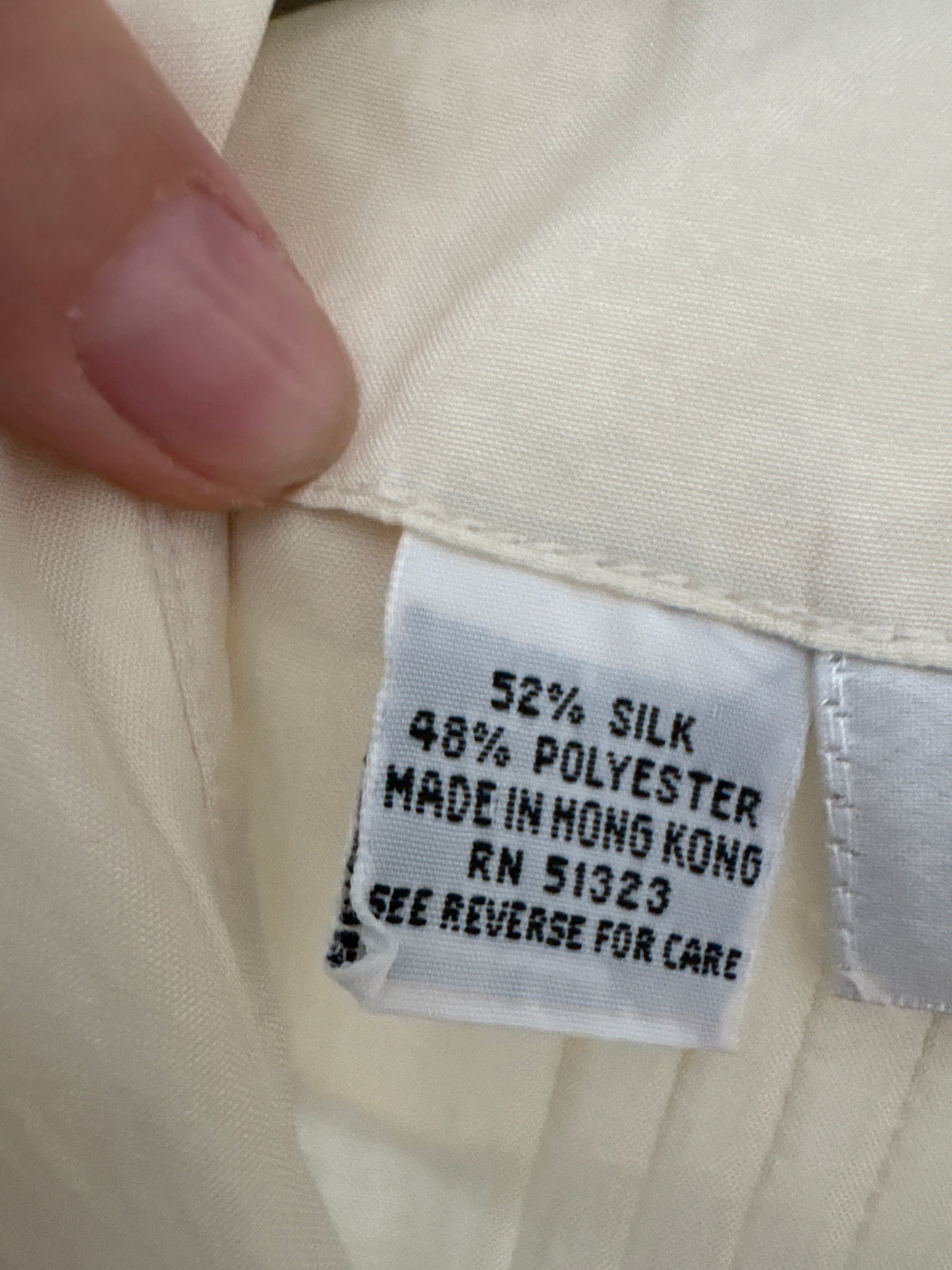 Cămașa butter white din mix de mătase naturală cu guler mare și talie ușor marcată