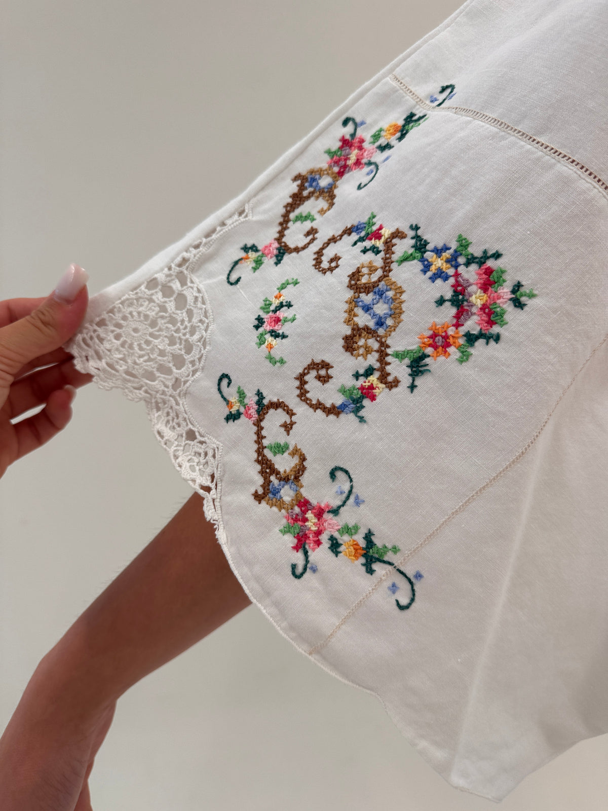 Kaftan bujuterie cu broderie manuală colorată excepțională din pânză de in și bumbac