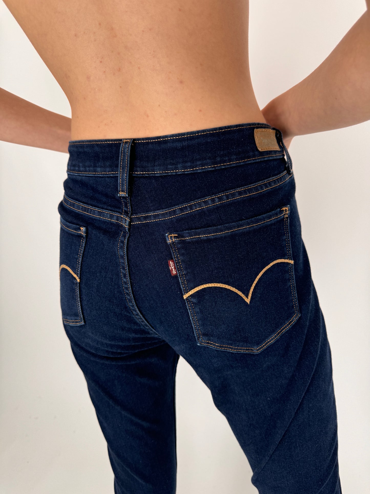 Jeanși Levi’s darker wash elastici