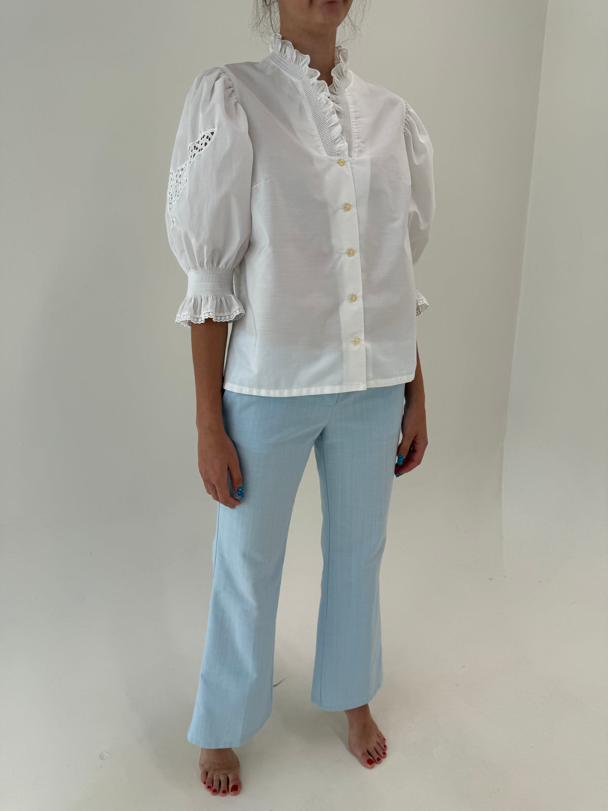 Pantaloni din pânză de in și bumbac evazați baby blue in croi revenit în trend