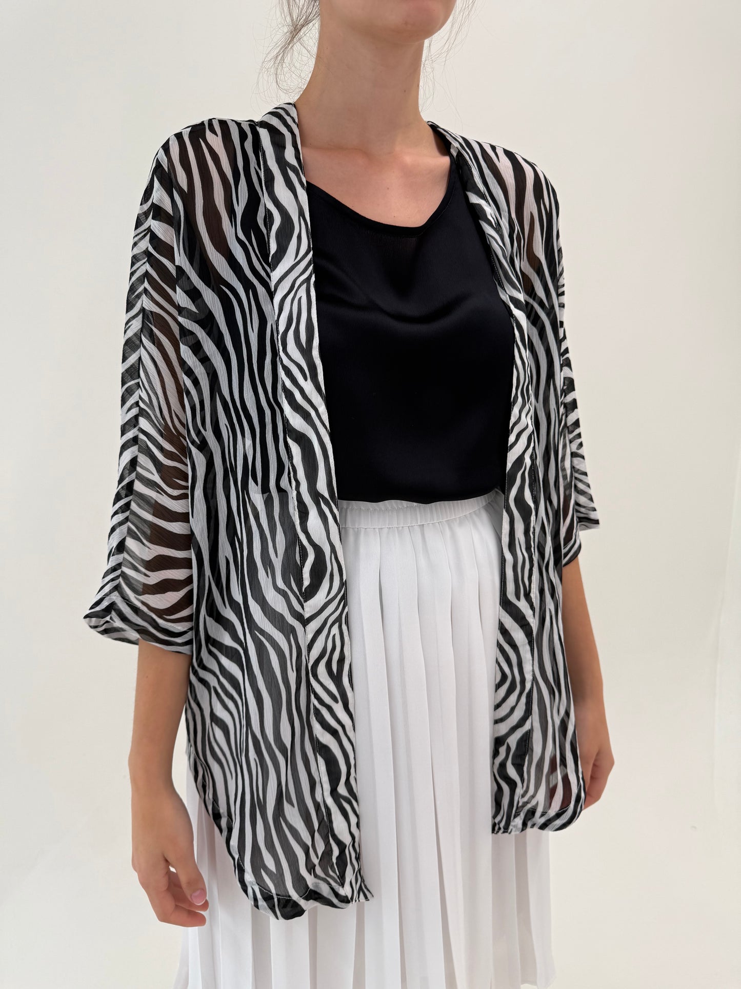 Blazer animal print reglabil alb negru din creppe vaporos de vâscoza