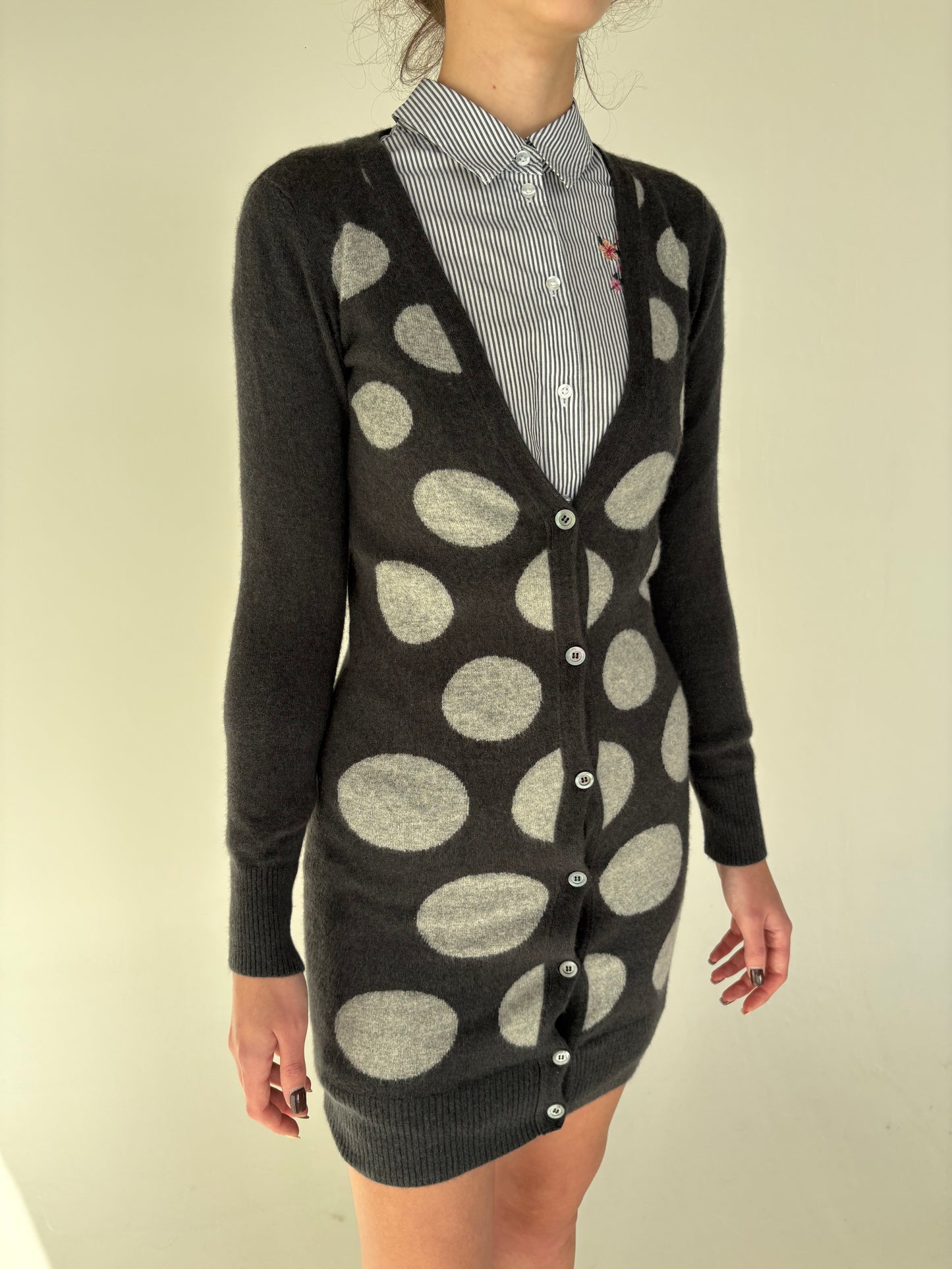 Cardigan lung / rochie mini cu buline din cașmir și lana extrafina