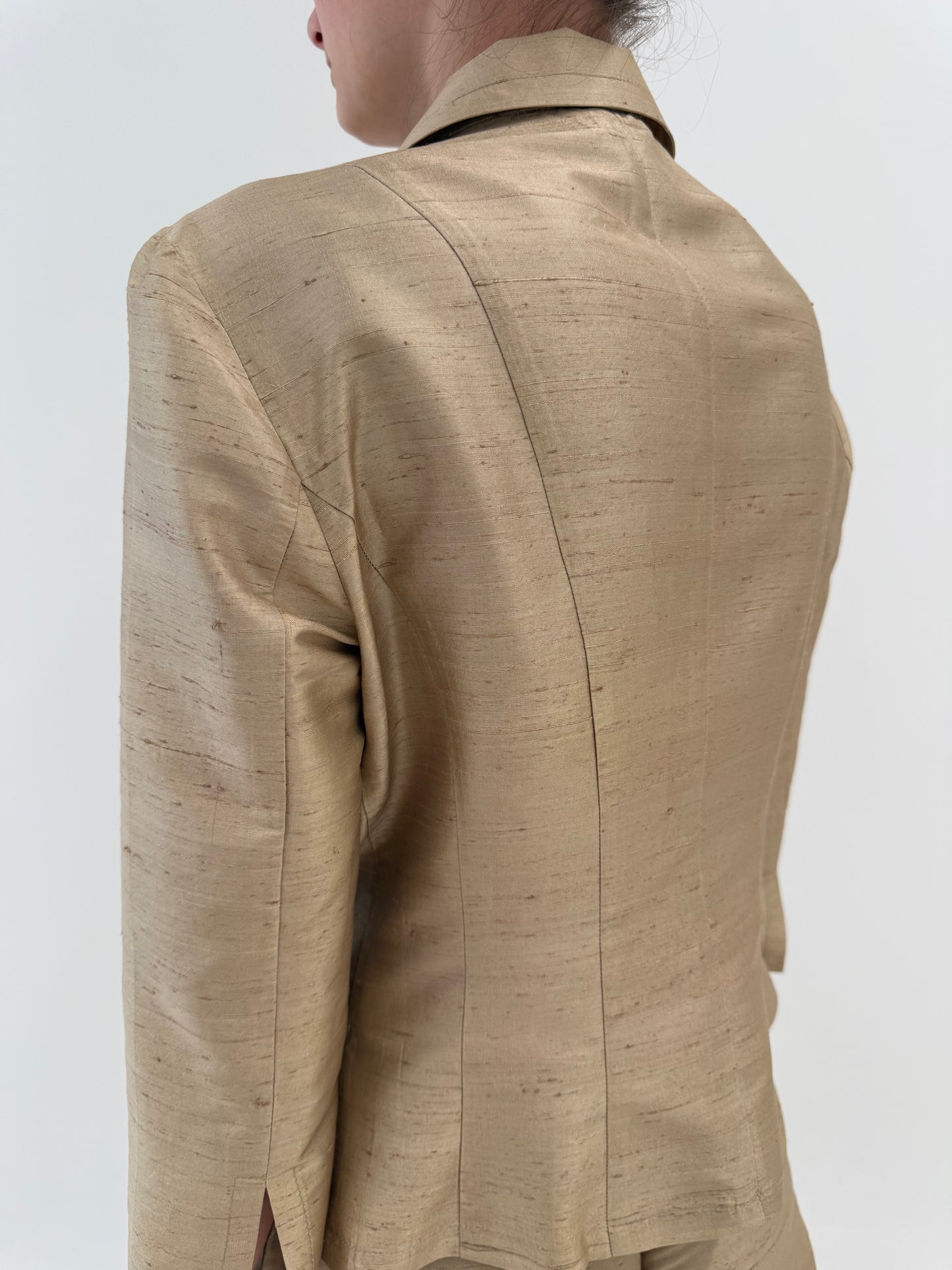 Costum camel din mătase naturală dupioni cu sacou cambrat și pantaloni drepți