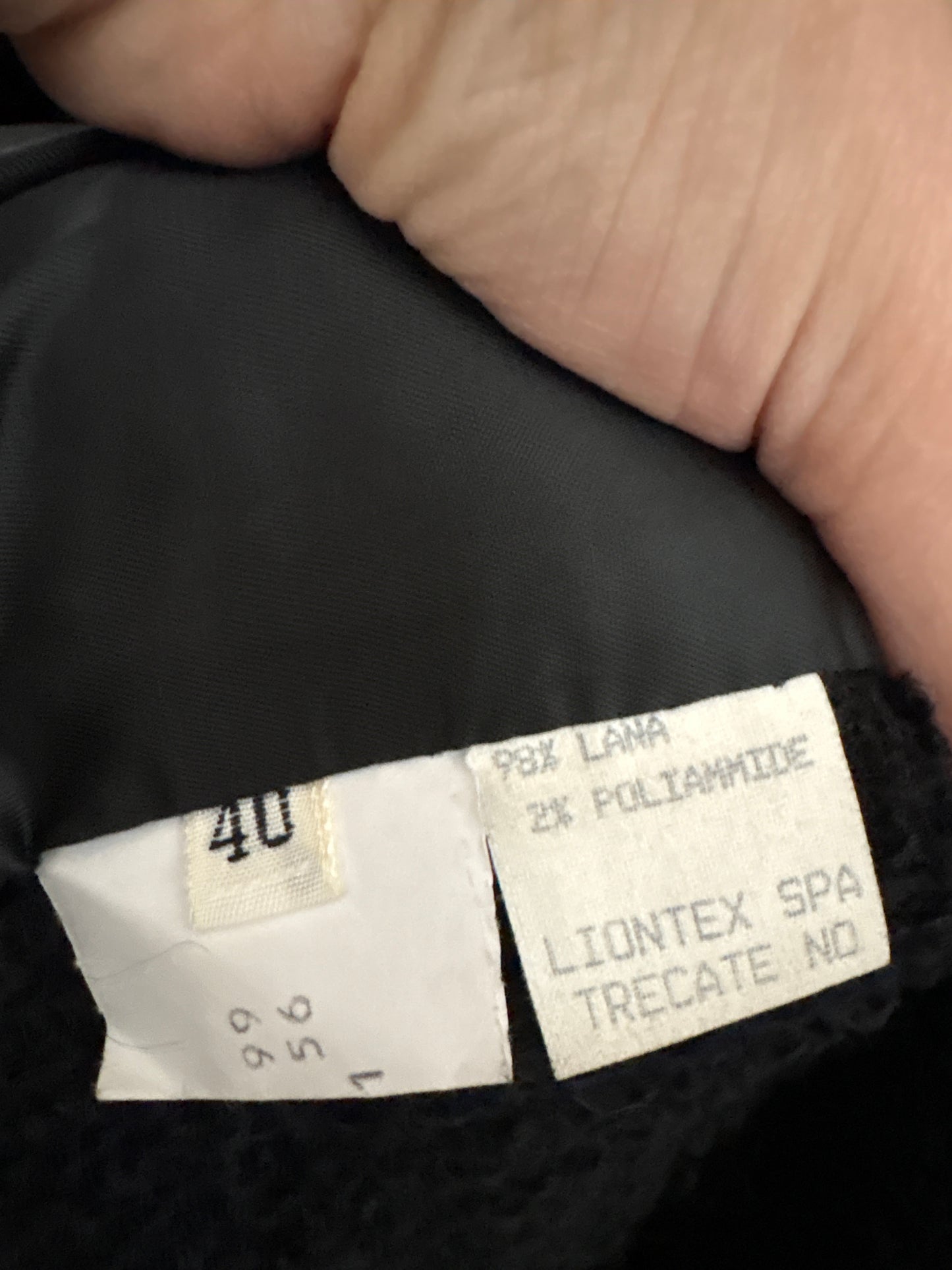 Deux piece negru în stil Chanel din boucle de lana cu nasturi aurii