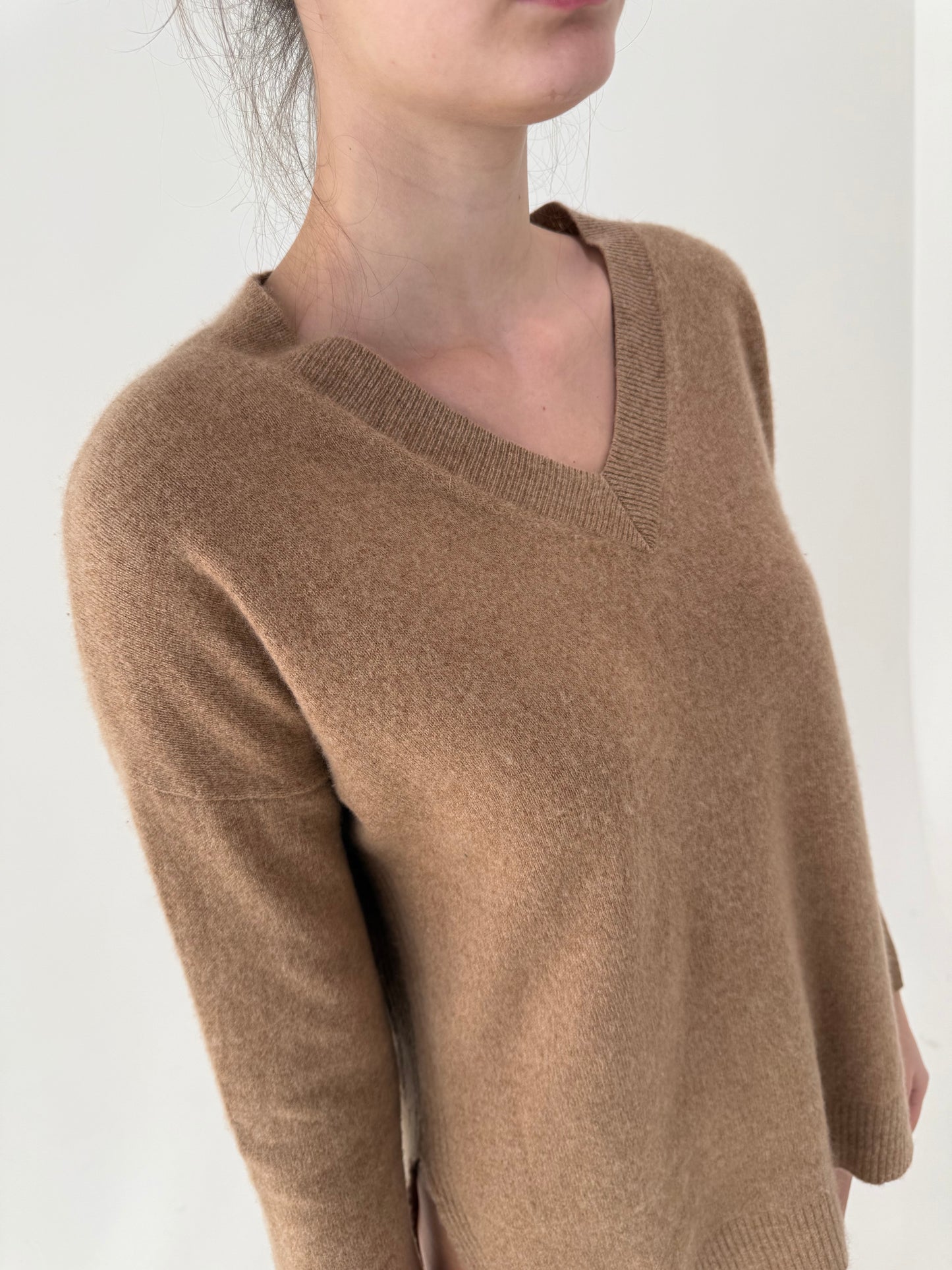 Pulover camel din cașmir cu detalii chic și anchior în croi lejer