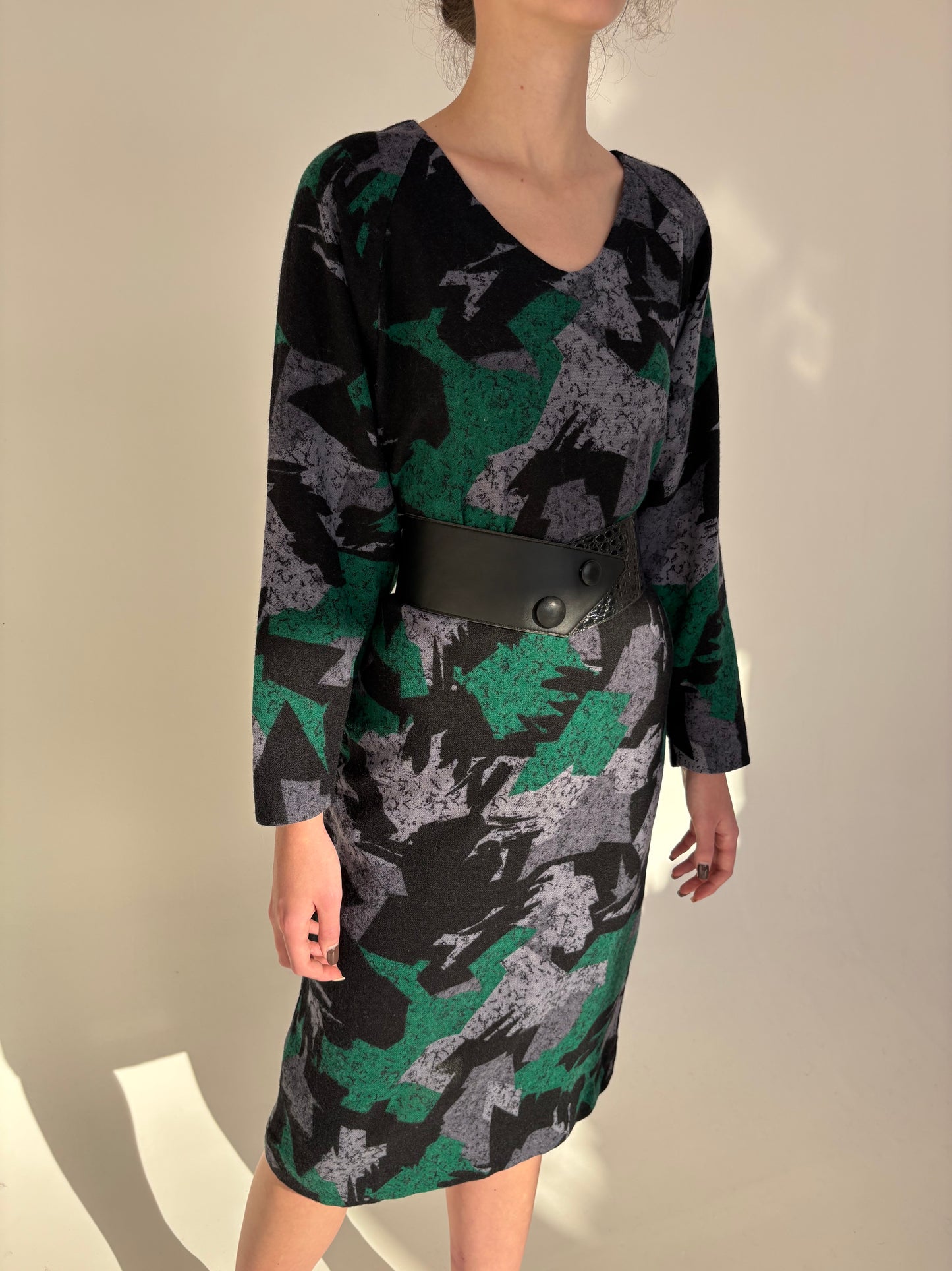 Rochie vintage din tricot dens de lana extrafina în croi retro modern