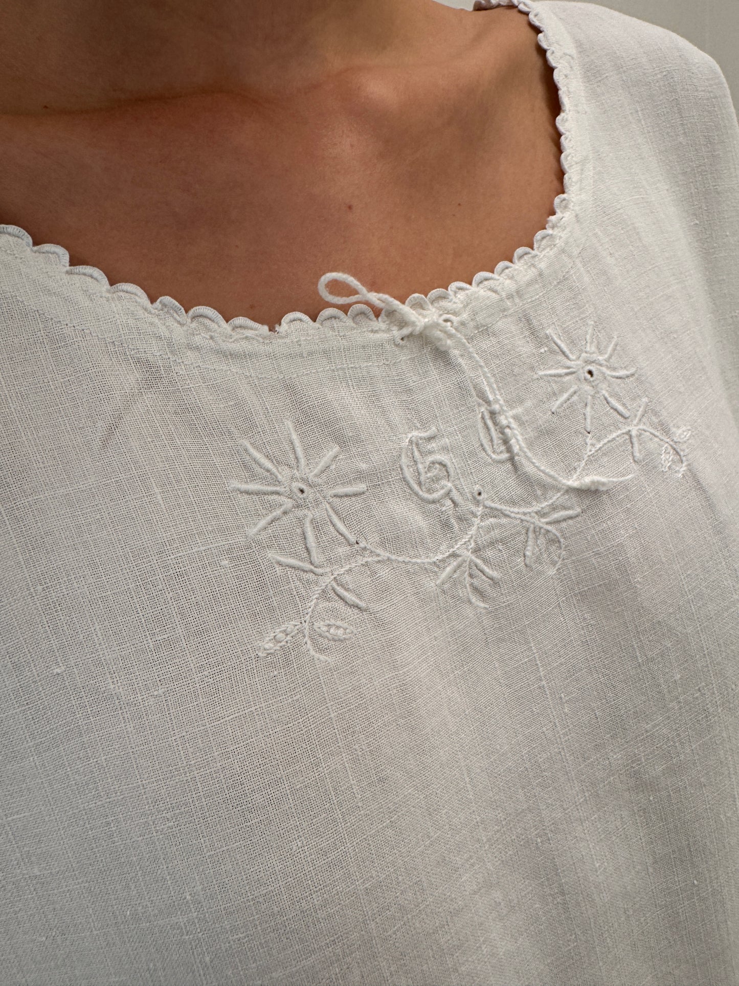Rochie maxi excepțională din pânză de in cu broderie manuală delicată