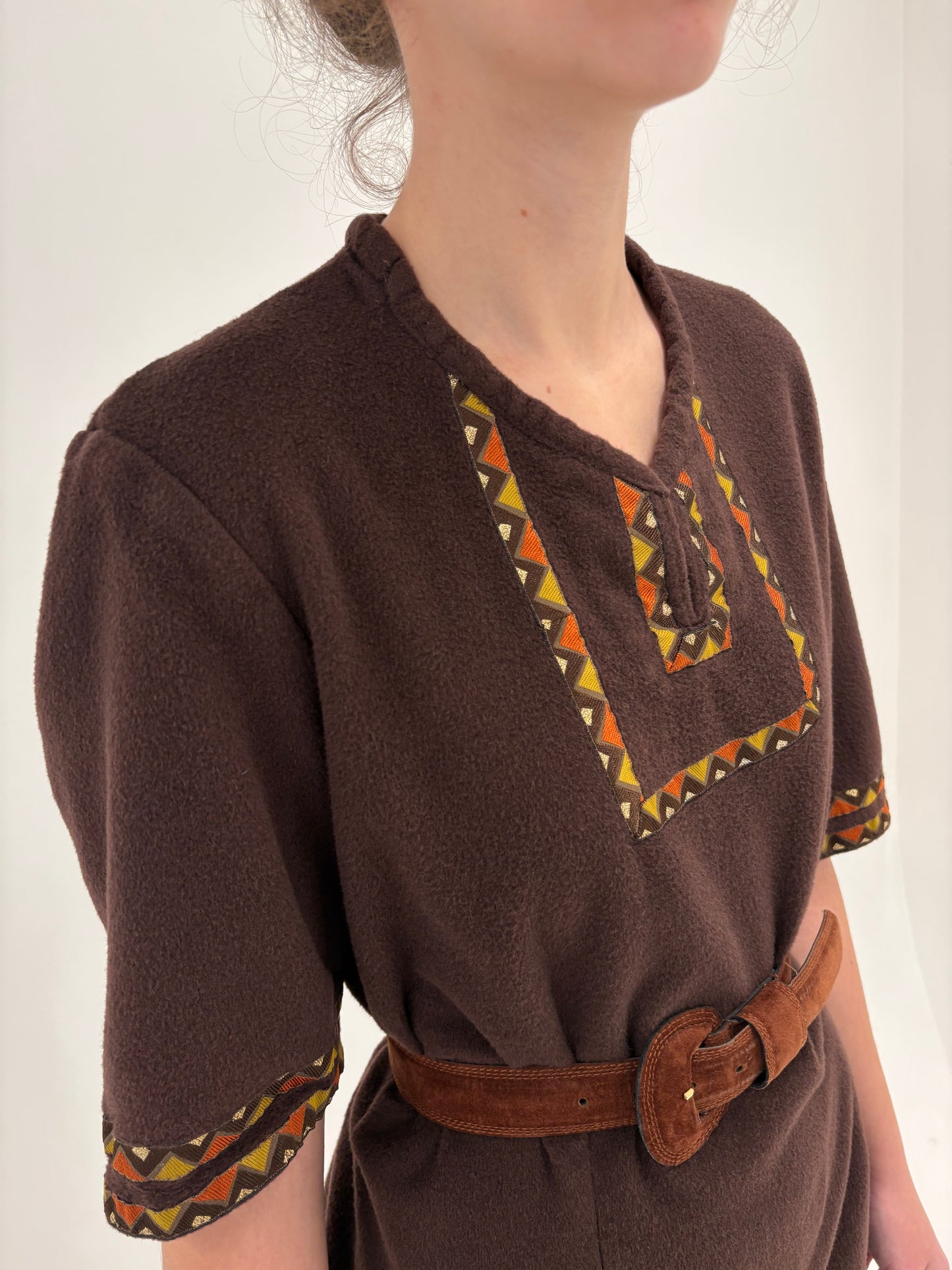 Rochie Old vintage anii 60 din lana extrafina pufoasă cu broderie și influențe boeme