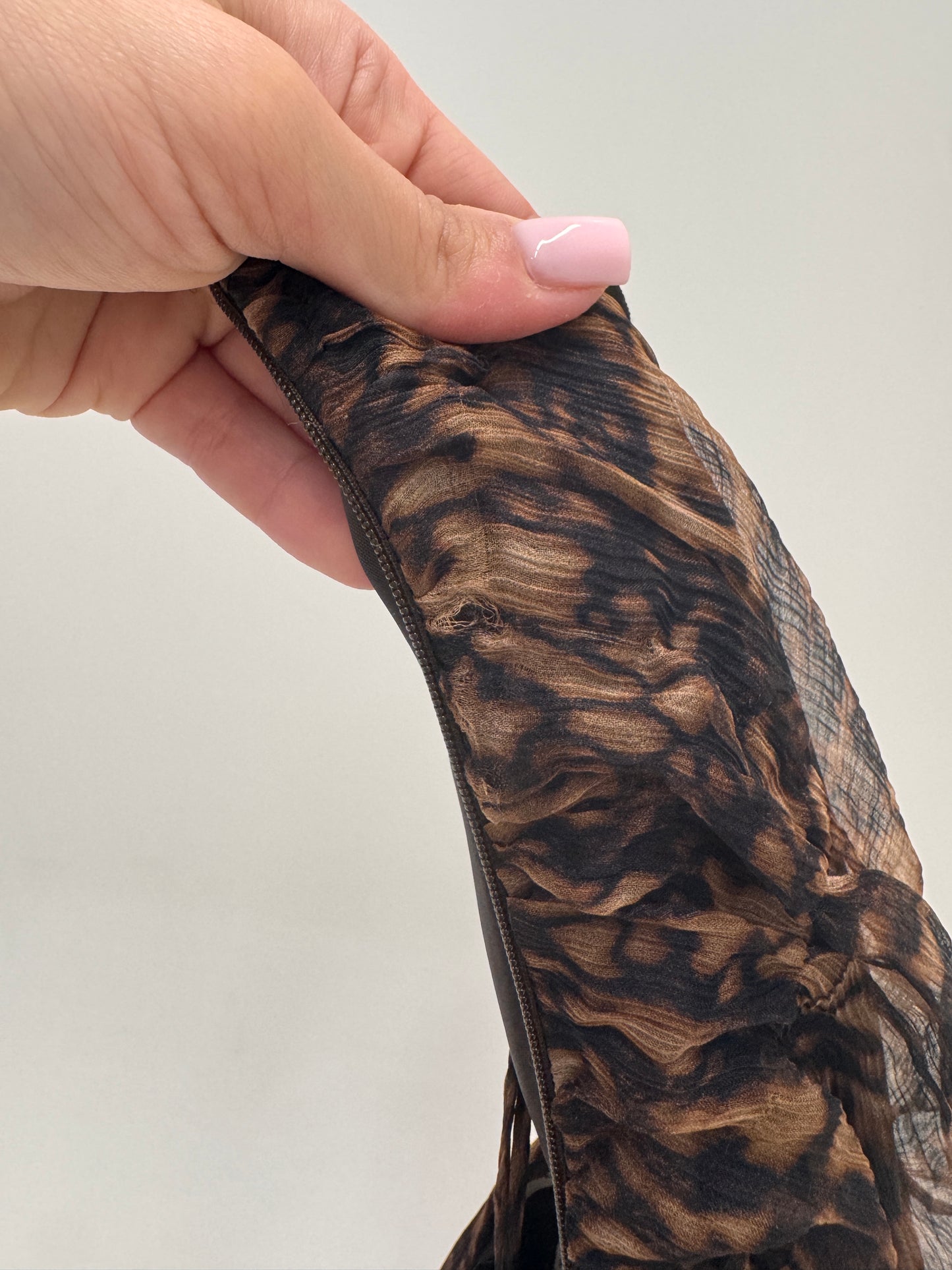 Rochie animal print din mătase naturală cu decupaj la spate în croi de ani 50 reinterpretat