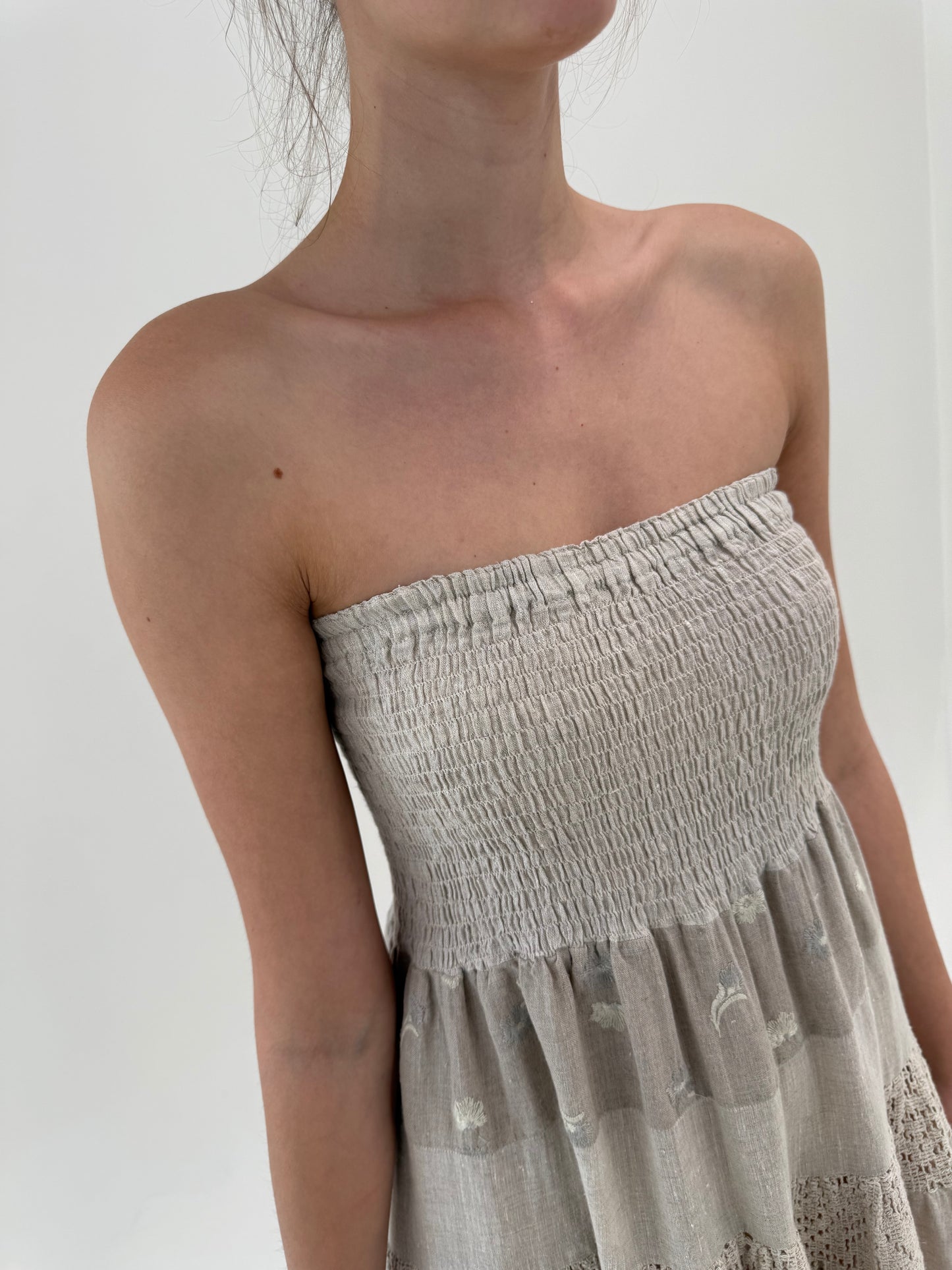 Rochie din panza de in cu bust elastic,  broderie și inserții de macrame lucrat manual