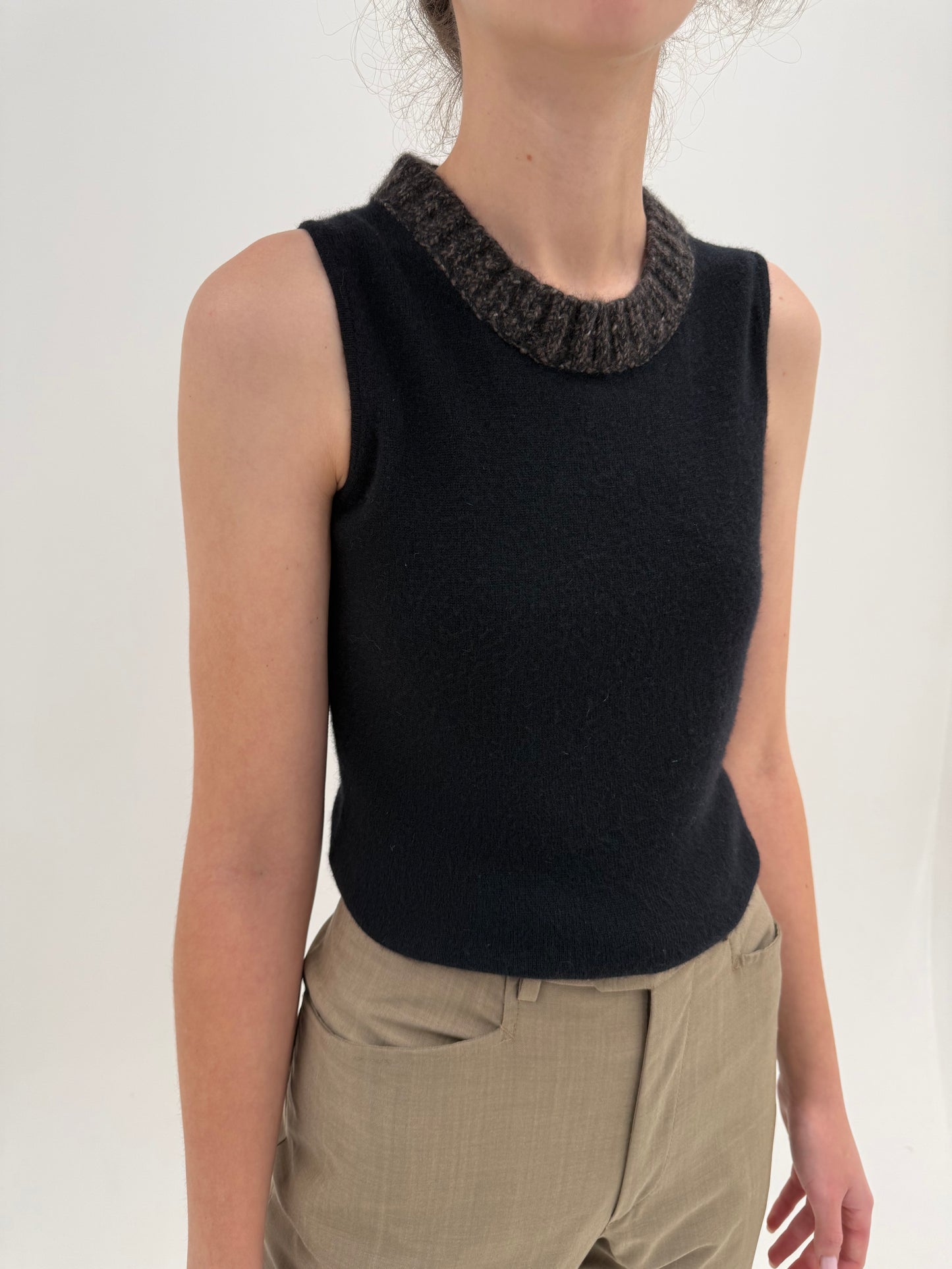 Top negru cambrat din cașmir