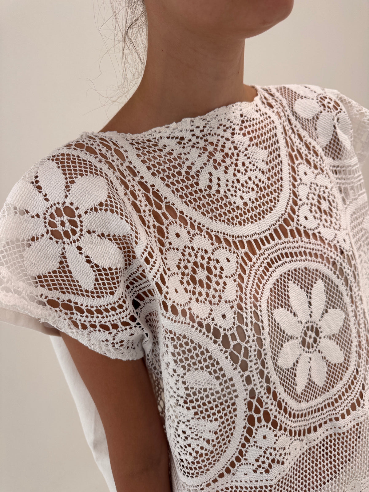 Set excepțional din macrame fin și pânză de in pa spate cu tunica lungă și fustă maxi
