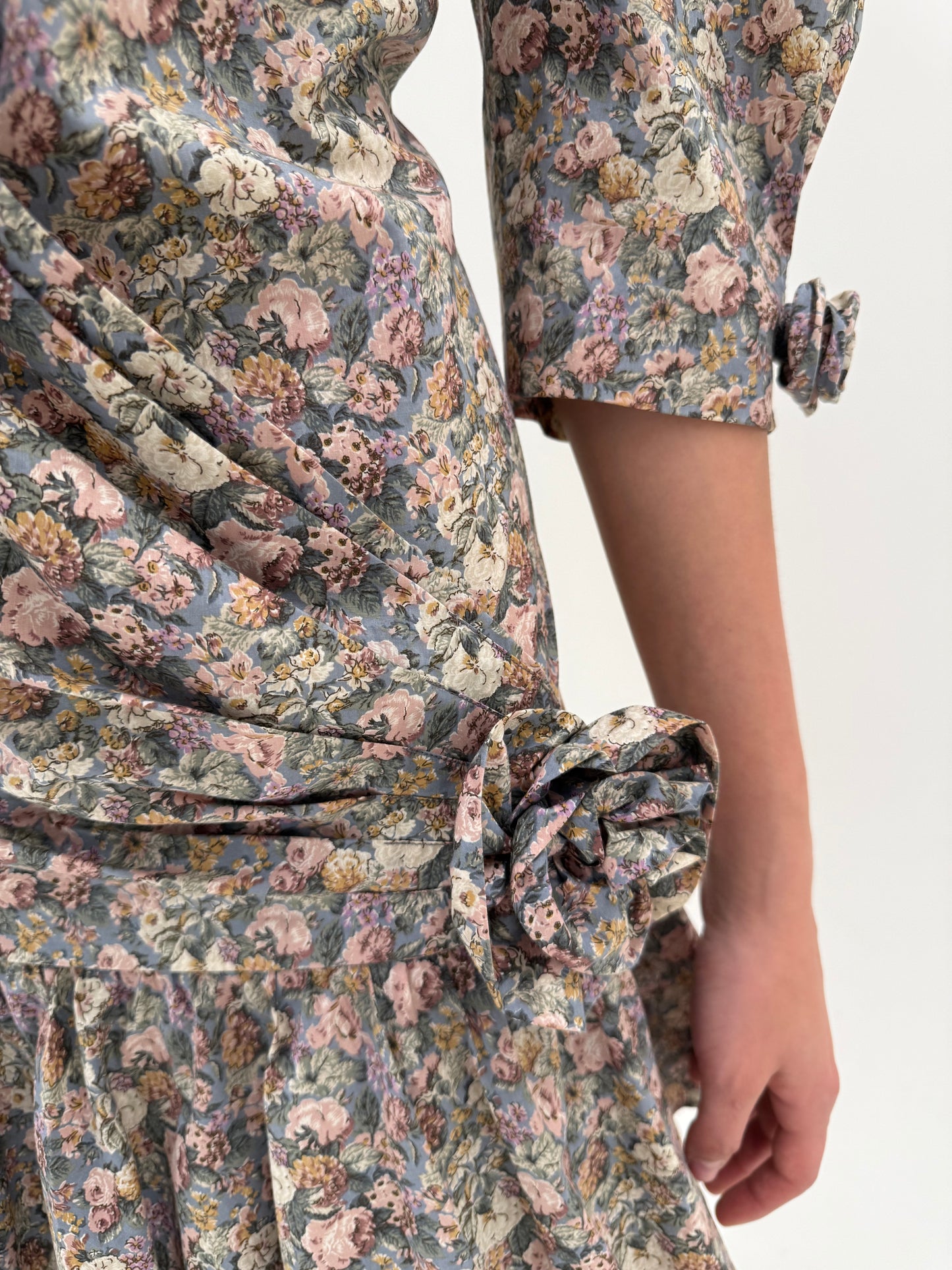 Rochie vintage cu talie căzută și print floral în nuanțe dusty superbe