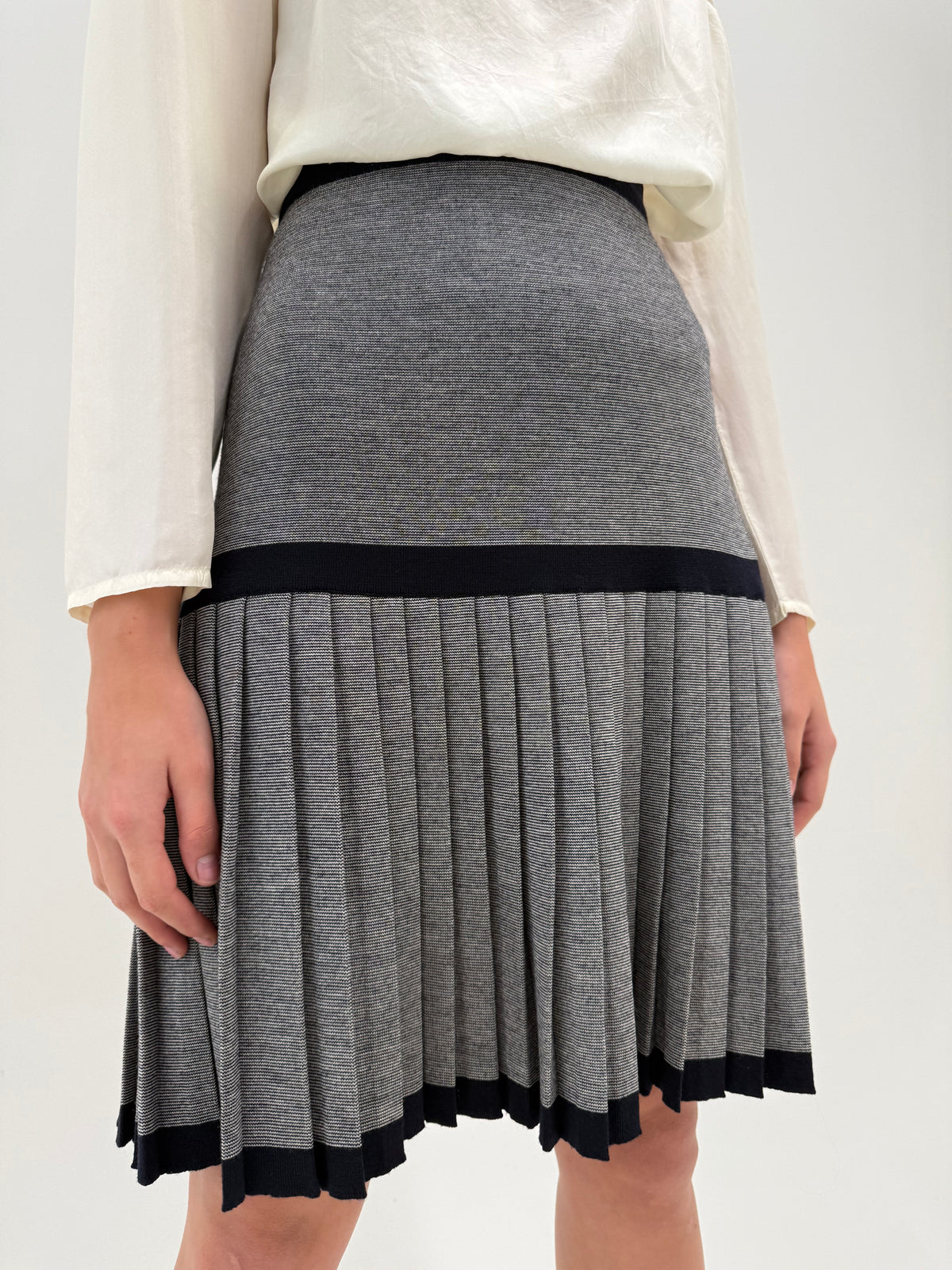 Fustă Escada plisată din tricot de lana merino de gramaj mare Navy blue și gri