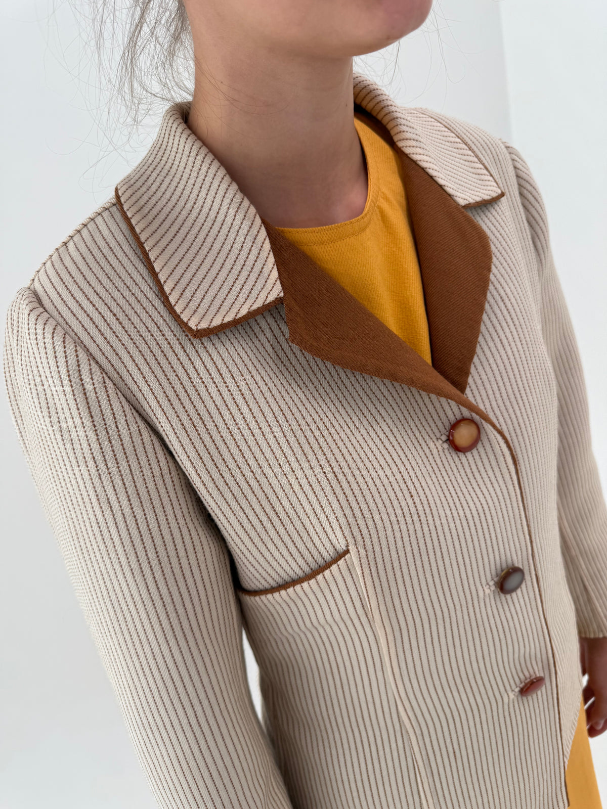 Sacou vintage excepțional cu dungi fine caramel brown pe camel din stofă cu fața dublă