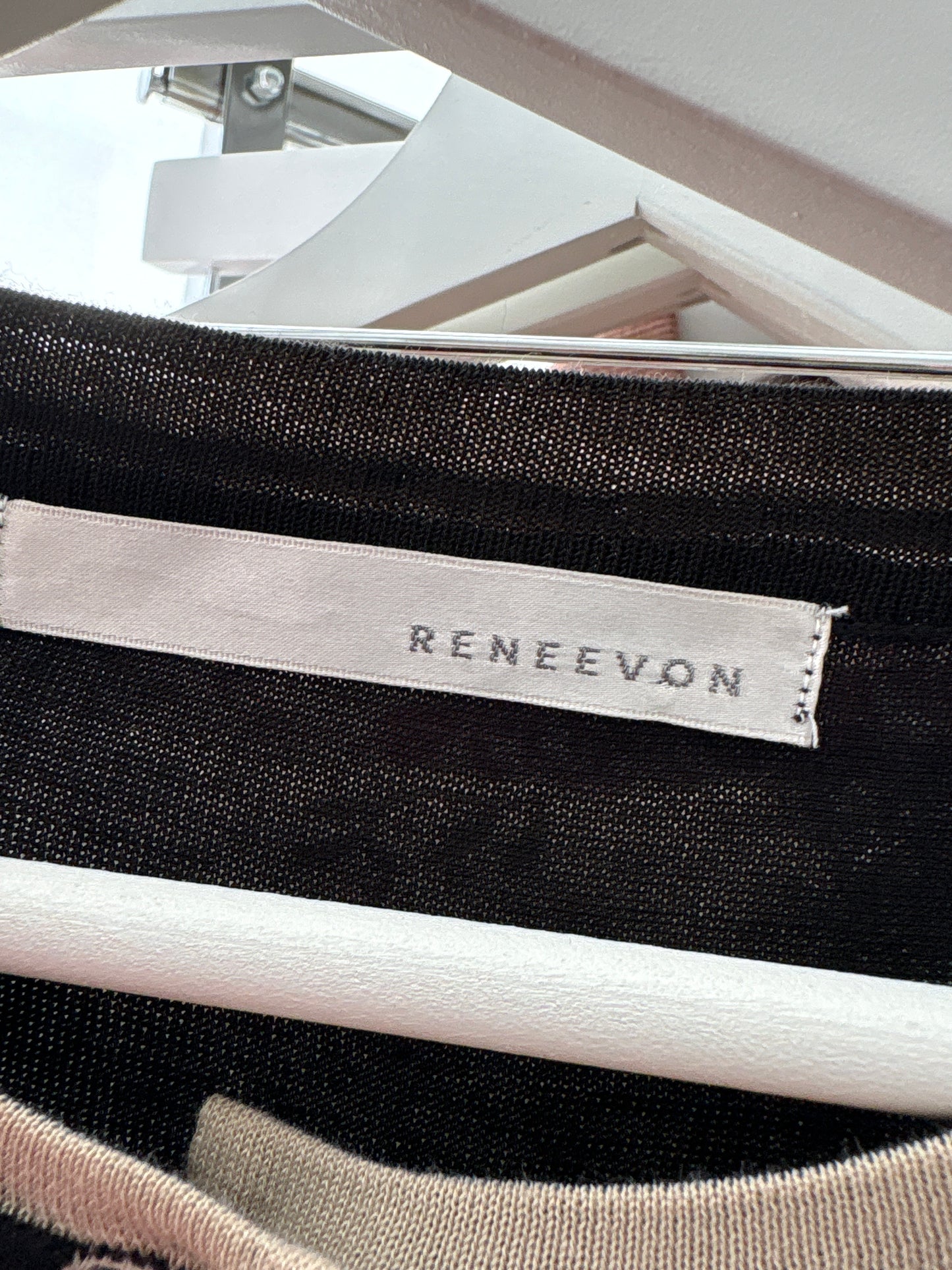 Top negru cu jabou camel din dantelă