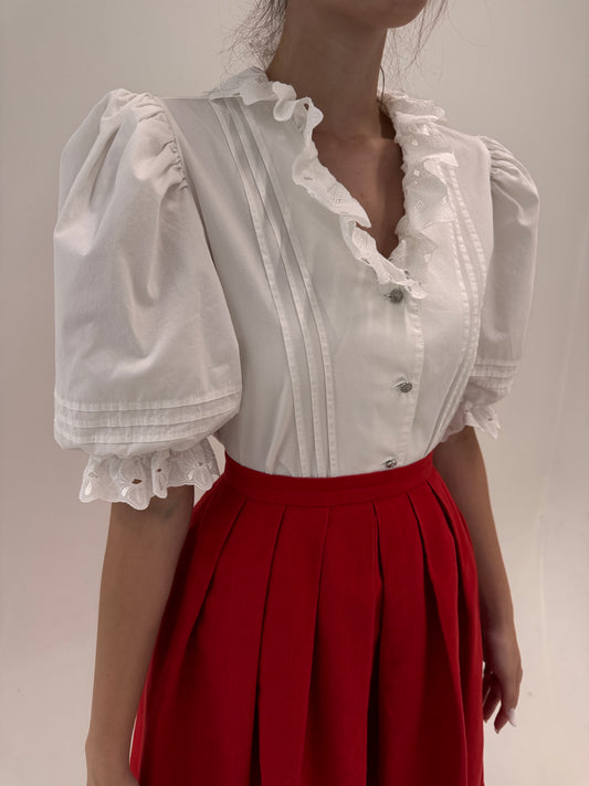 Cămașa vintage din panzica de bumbac cu broderie anglaise și mâneci ușor bufante